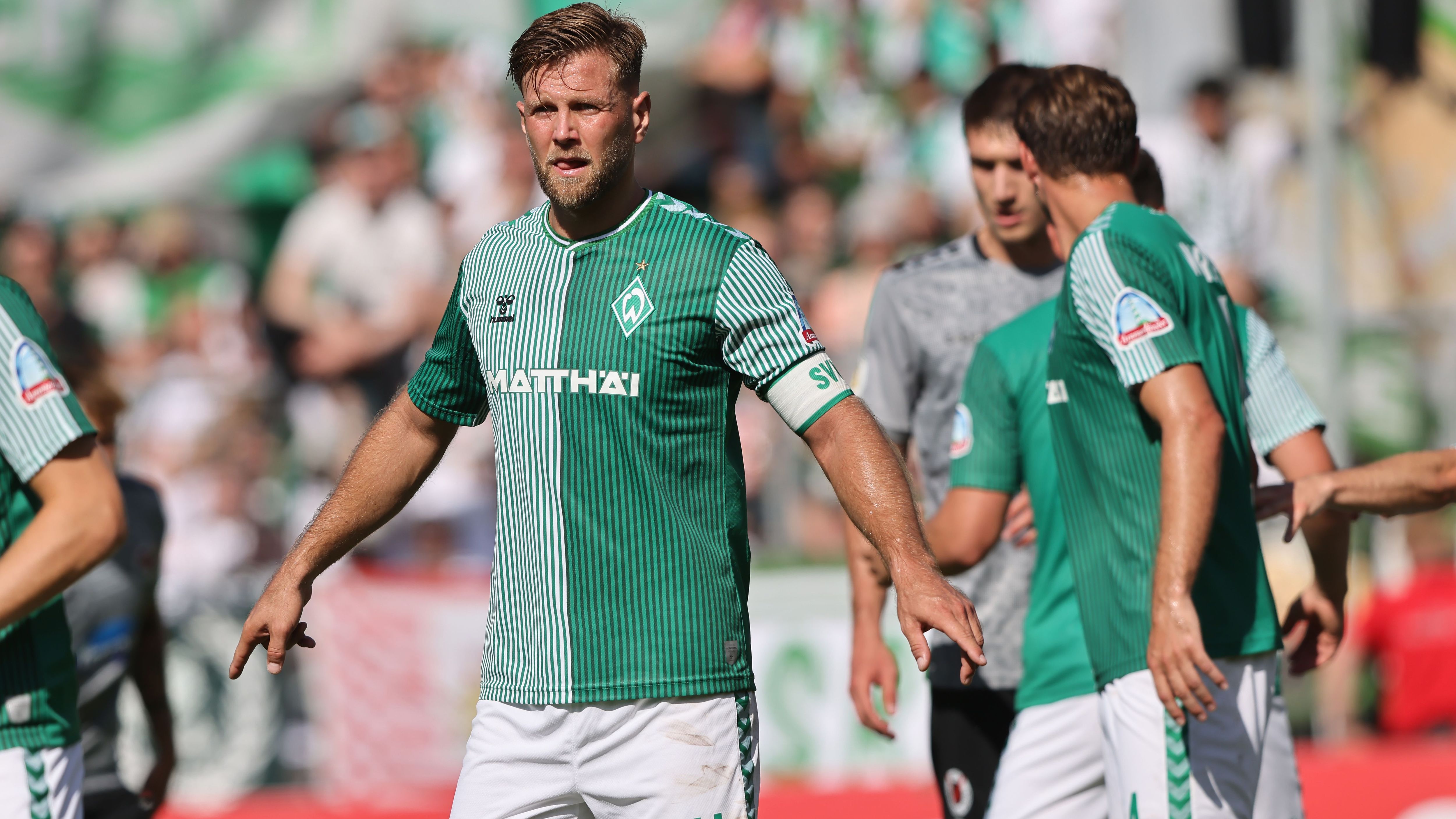 <strong>DFB-Pokalsaison 2023/24: Aus in der 1. Runde</strong><br>Erneut erlebten die leidgeplagten Norddeutschen eine Erstrunden-Blamage: Gegen den Drittligisten Viktoria Köln geriet Bremen nach einem frühen Platzverweis für Amos Pieper in Unterzahl, ging dennoch zweimal in Führung, musste sich am Ende aber geschlagen geben. Donny Bogicevic erzielte in der vierten Minute der Nachspielzeit den Kölner Siegtreffer.