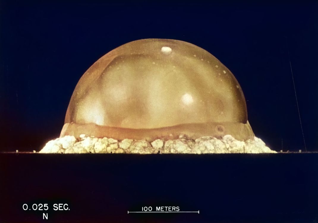 Die Feuerblase der ersten Plutionium-Bombe eine Vierzigstel-Sekunde nach der Zündung.  