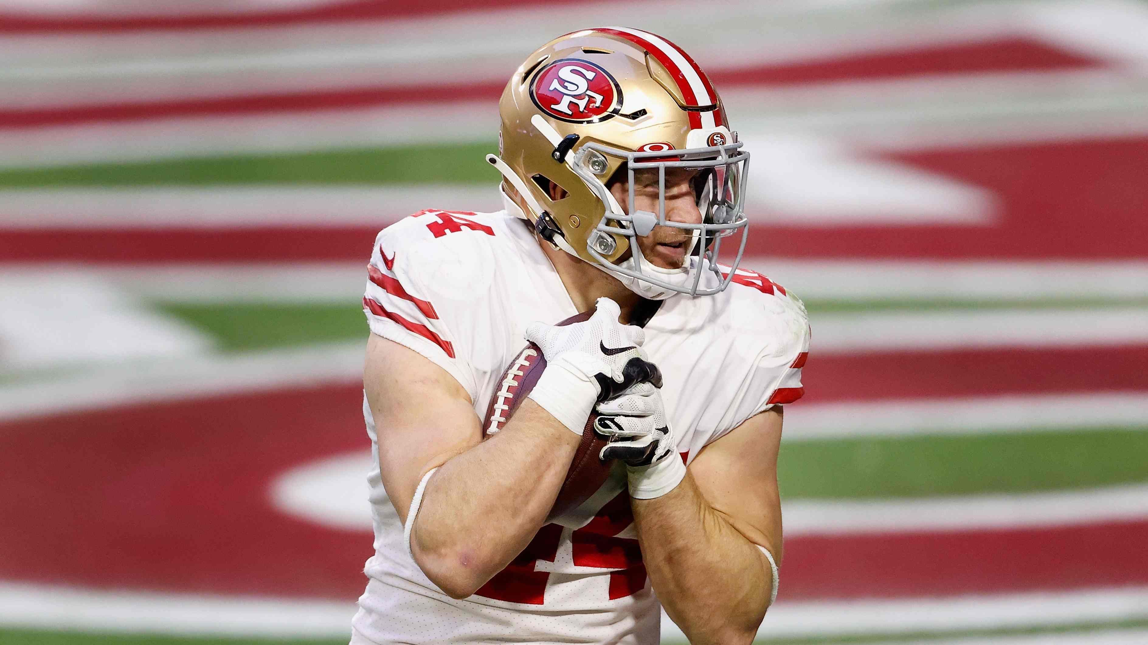 
                <strong>Kyle Juszczyk (Fullback) </strong><br>
                Die San Francisco 49ers könnten in der Free Agency eine ihrer wichtigsten Säulen im so dominanten Laufspiel zu verlieren. Fullback Kyle Juszczyk gilt als einer der besten Fullbacks der Liga und glänzt neben herausragenden Blocking auch hin und wieder im Passspiel, wie auch im Super Bowl 2020, als er einen Touchdown erzielte. Das macht ihn besonders für die Teams interessant, die ihre Offense ebenfalls auf ein dominantes Laufspiel aufgebaut haben. Mit seinen 30 Jahren befindet er sich noch im besten Alter, weshalb die Teams wohl etwas tiefer in die Tasche greifen müssten, um ihn aus San Francisco loszueisen. Als einer der meist unterschätzten Offensiv-Spieler der NFL könnte er sich als X-Faktor für sein mögliches neues Team herausstellen. 
              