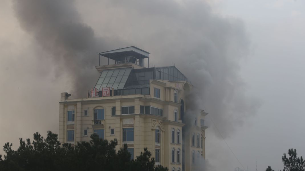 Rauch steigt aus dem angegriffenen Hotelgebäude in Kabul