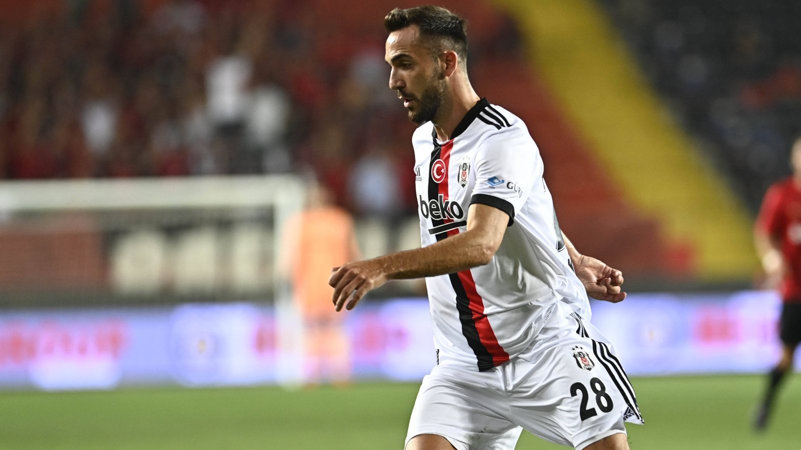 
                <strong>Angriff: Kenan Karaman</strong><br>
                Von der 2. Liga in die Champions League? Dass das innerhalb von wenigen Wochen passieren kann bewies Kenan Karaman mit seinem Wechsel von Fortuna Düsseldorf zu Besiktas. Der 27-Jährige gebürtige Stuttgarter verlängerte seinen Vertrag bei der Fortuna nicht und schloss sich BJK an, seiner ersten Station im Heimatland seiner Eltern, für dessen Nationalelf er auch spielt, unter anderem die enttäuschende EURO 2020. In den ersten beiden Spielen stand er in der Startelf (eine Vorlage), in den vergangenen beiden Partien der Süper Lig kam er als Joker rein.
              
