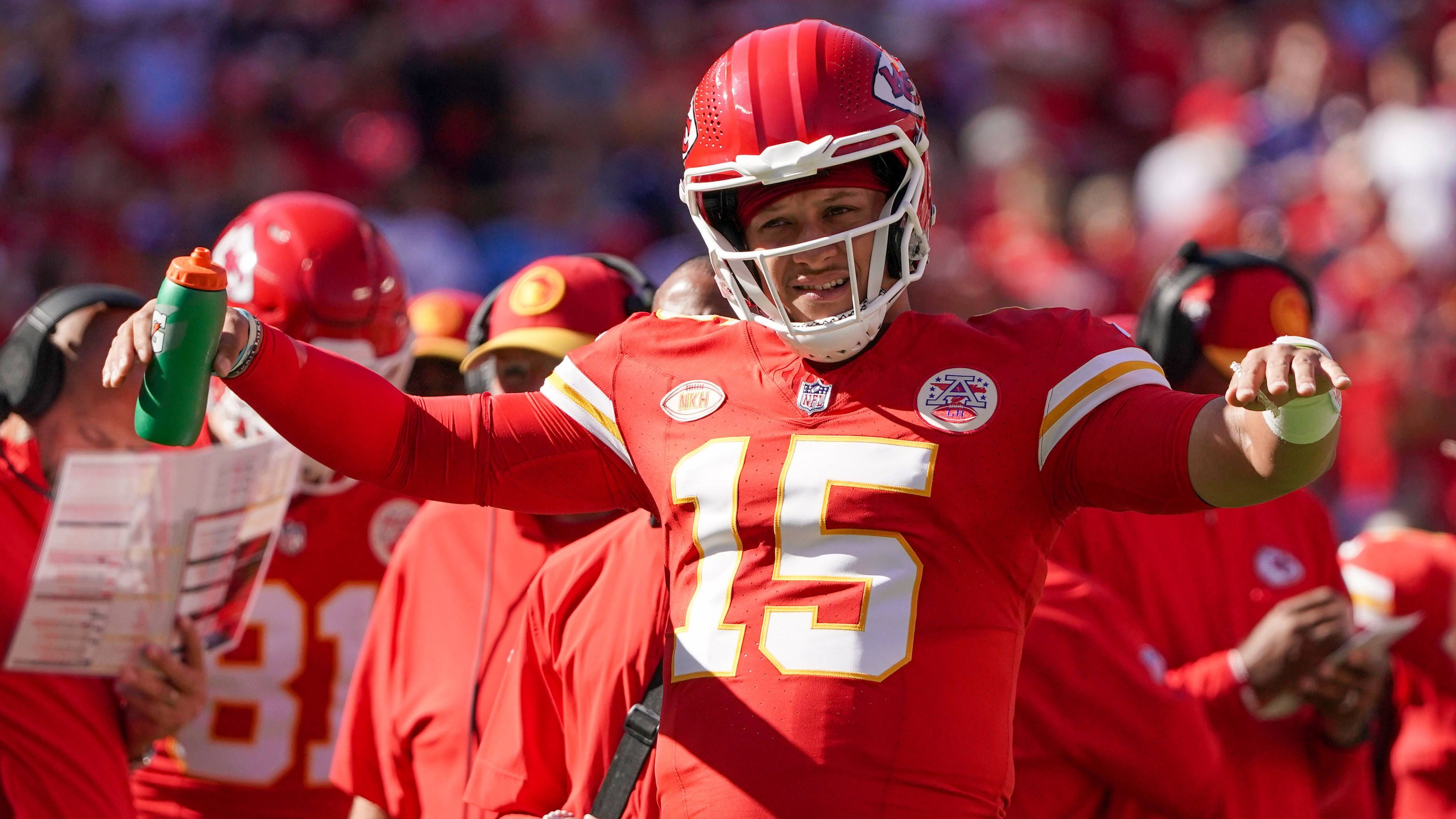 <strong>Week 3: Patrick Mahomes (Kansas City Chiefs)</strong><br>Der Chiefs-Superstar erreicht den nächsten Meilenstein seiner Karriere. Gegen die Chicago Bears knackte der Quarterback die Marke von 25.000 Passing Yards - und das in seinem erst 83. NFL-Spiel. So schnell wie ihm ist das noch keinem Spieler zuvor gelungen.