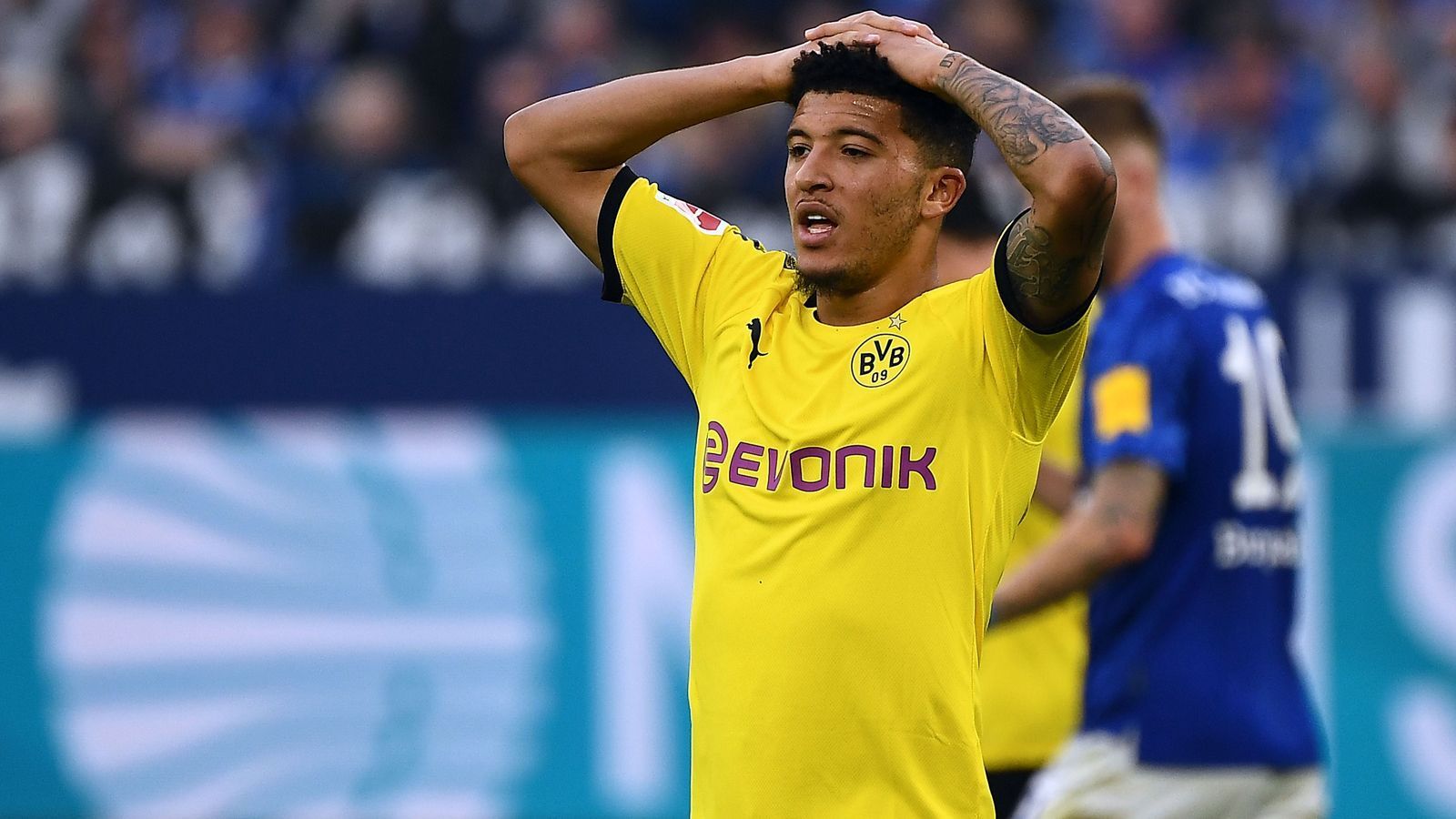 
                <strong>Jadon Sancho (Borussia Dortmund)</strong><br>
                Einen ersten Warnschuss gibt er in der dritten Minute ab, danach ist von ihm nur noch zeitweise etwas zu sehen. Versucht es hin und wieder mit schnellen Sprints in Richtung Spitze, bleibt aber zu oft hängen. Auch sonst zu ungenau, aber immerhin mit Engagement. Lässt in der zweiten Halbzeit zwei weitere, sehenswerte Schüsse auf das Schalker Tor ab und scheitert knapp. Ein Lichtstreif im grauen BVB-Alltag. ran.de-Note: 3
              