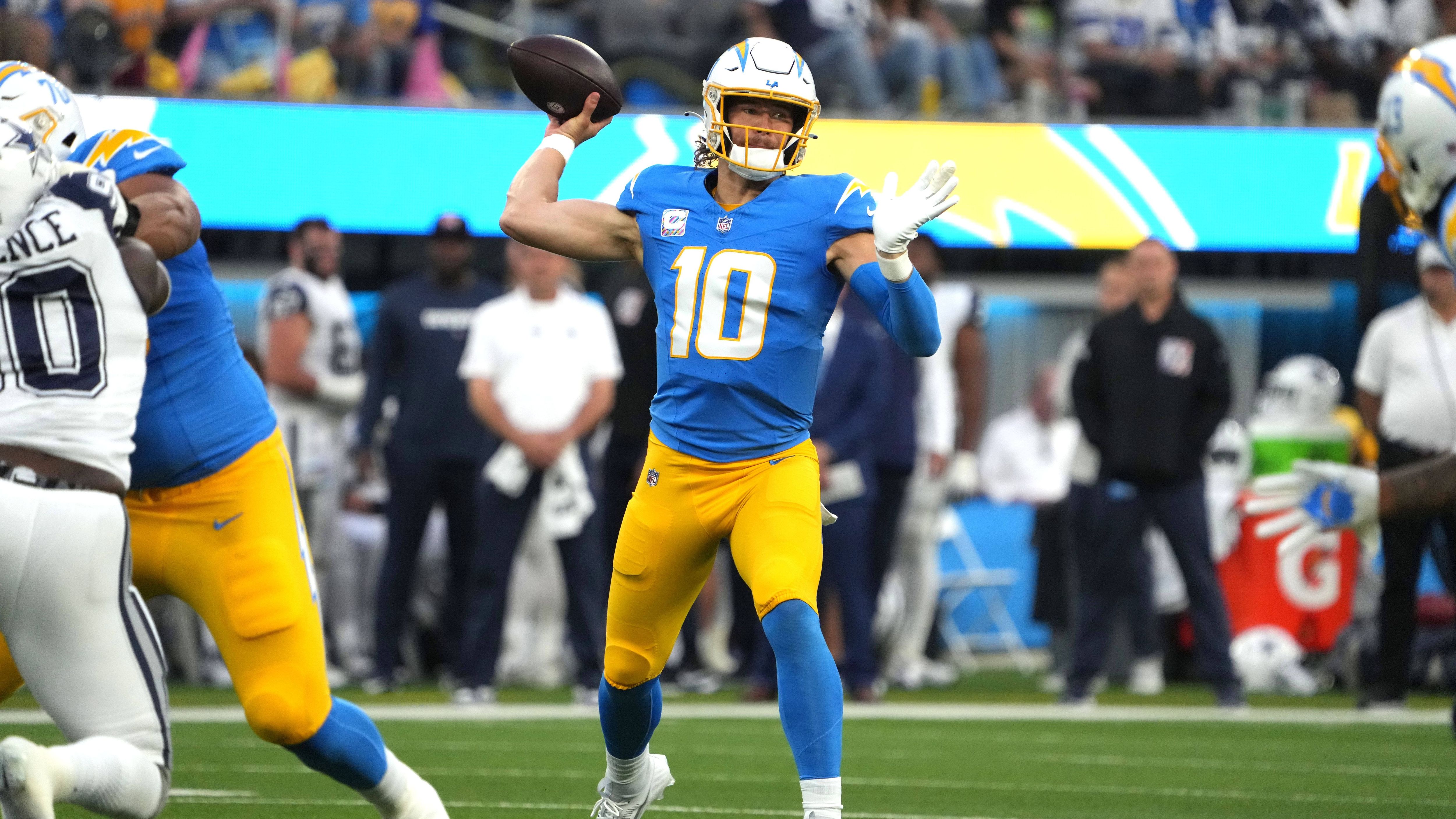 <strong>Verlierer: Justin Herbert</strong><br>Gebrauchter Abend für Justin Herbert gegen die Dallas Cowboys. Nach seinem Mega-Deal in der Offseason fand der Quarterback der Los Angeles Chargers mehrmals weit offene Receiver nicht und überwarf allein Keenan Allen zwei Mal deutlich. Herberts Interception unter zwei Minuten vor Spielende stand sinnbildlich für die enttäuschende Performance der Chargers, die nun bei 2-3 stehen.