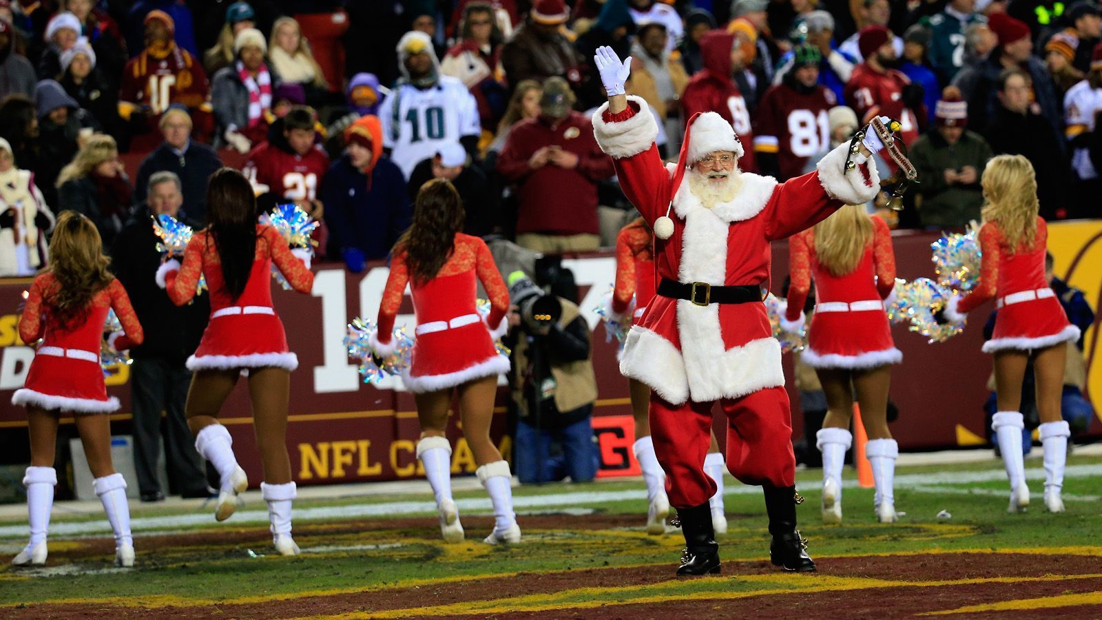 
                <strong>Weihnachtsdeko im NFL-Style</strong><br>
                Es weihnachtet sehr und damit der treue NFL-Fan seinem Team auch zur Weihnachtszeit an seiner Seite haben kann, locken die NFL-Klubs mit jeder Menge Christmas-Merchandise-Artikel. Egal ob für den Baum, das Bett oder gar zum Anziehen, es gibt fast nichts, was es nicht gibt. ran.de gibt einen Überblick.
              