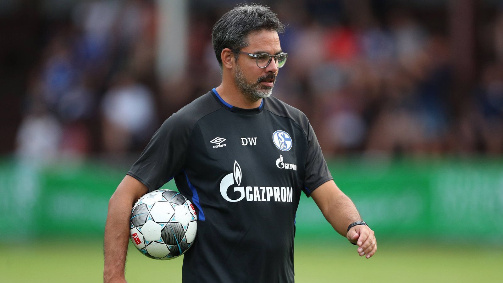 
                <strong>FC Schalke 04</strong><br>
                Mit angezogenen Zügeln geht man das Thema Handy bei Schalke 04 an. Im Leistungszentrum der Profis am Schalker Vereinsgelände gilt mit Arbeitsbeginn ein Handy-Verbot. Dies gilt für die Kabine, Fitness- und Physiobereich und den Essensraum. Ein kleiner Vorraum kann zum telefonieren in "Notfällen" genutzt werden. 
              