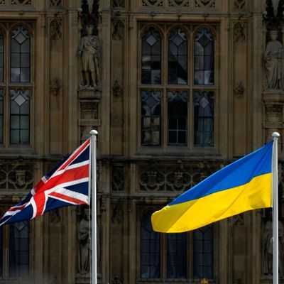 Flaggen vor den Houses of Parliament