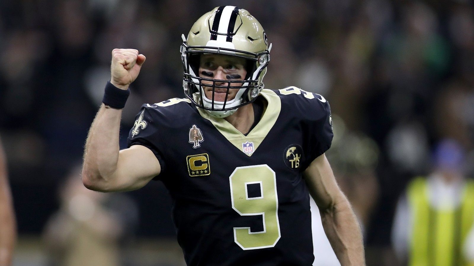 
                <strong>New Orleans Saints: Drew Brees (Offense)</strong><br>
                Die Uhr tickt unermüdlich gegen den 41-jährigen Quarterback. Wie lange kann er die Saints noch anführen? New Orleans bietet Brees in seinen letzten Karrierejahren eine exzellente Offense, die keinerlei Schwachstellen hat. Tatsächlich ist Brees' Wurfarm das größte Fragezeichen. Brees ließ bei langen Würfen in den vergangenen Saisons merklich nach. So setzt er sich selbst unter Druck, denn im Kurzpassspiel muss Brees noch konstanter und effizienter spielen, um auch gute Defenses zu knacken.
              