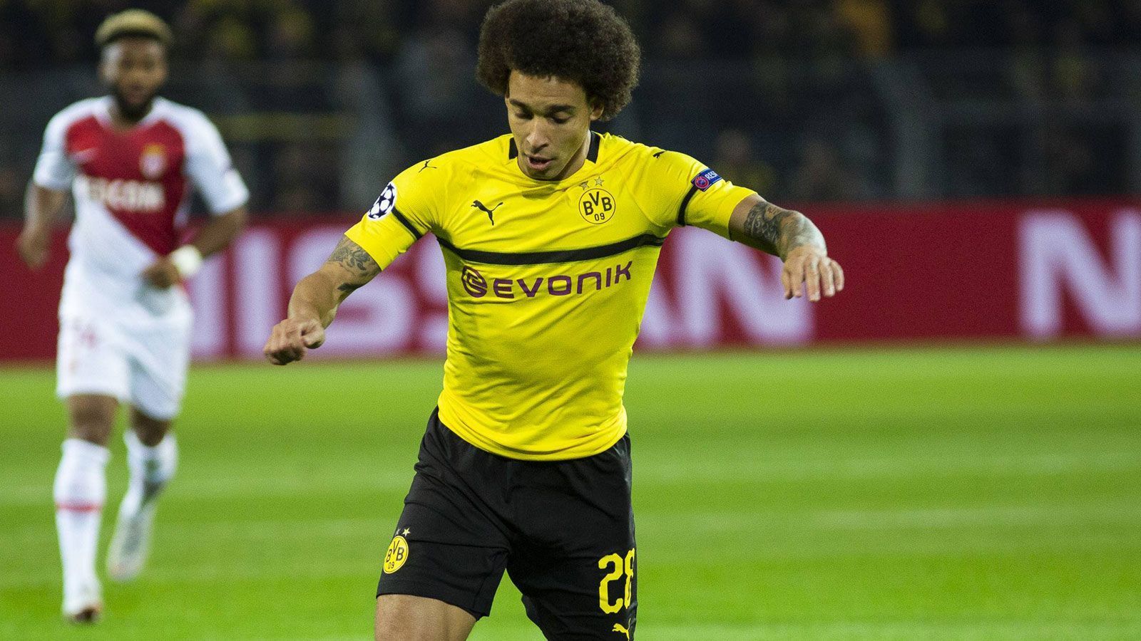 
                <strong>Axel Witsel</strong><br>
                Viele gute Aktionen aus der Abwehr heraus, stets anspielbar, gute Ballverteilung - der Belgier erledigt einen mehr als ordentlichen Job im defensiven Mittelfeld. Allerdings könnte Witsel noch effektiver im Vorwärtsgang sein. ran-Note: 2
              