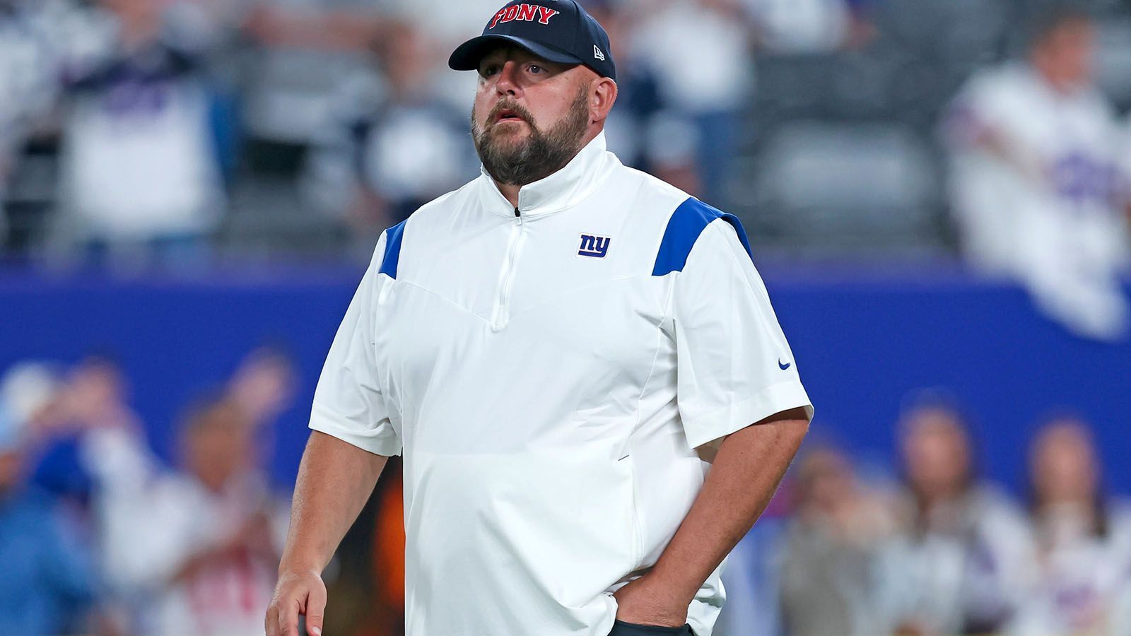 
                <strong>Coach of the Year: Brian Daboll</strong><br>
                Apropos New York Giants. Der "Coach of the Year"-Award kann derzeit nur an Brian Daboll gehen. Der 47-Jährige hat aus einer Franchise, die in den vergangenen Jahren zur Lachnummer der NFL verkommen war, wieder eine Playoff-Mannschaft geformt. Mit Daboll gelang den Giants der beste Saisonstart seit 2009.
              