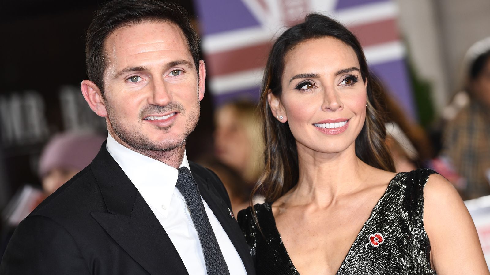 
                <strong>Platz 10: Christine Lampard</strong><br>
                Die Frau an der Seite von Ex-Chelsea-Coach Frank Lampard ist das Rampenlicht ebenso gewohnt wie ihr Ehemann. Christine Lampard ist eine erfolgreiche TV-Moderatorin auf der Insel. Die 42-Jährige, die aus Nordirland stammt, ist mit Lampard seit 2015 verheiratet. "The Sun" schätzt ihren Werbewert im Netz auf ungefähr 2,9 Millionen Euro und ihre Einnahmen je Instagram-Post auf 4.900 Euro. Alleine auf Instagram hat Frau Lampard eine Million Follower. Punkte im "Sun"-Spielerfrauen-Ranking: 54
              