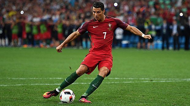 
                <strong>Länderspielbilanz</strong><br>
                Länderspielbilanz: In 132 Partien für Portugal kommt Ronaldo auf 61 Treffer. Sein Debüt gab er am 20. August 2003 bei einem 1:0 über Kasachstan. Griezmann lief bislang 33 Mal für die "Equipe Tricolore" auf und erzielte dabei 13 Tore. Er war erstmals am 5. März 2014 bei einem 2:0 über die Niederlande dabei.
              