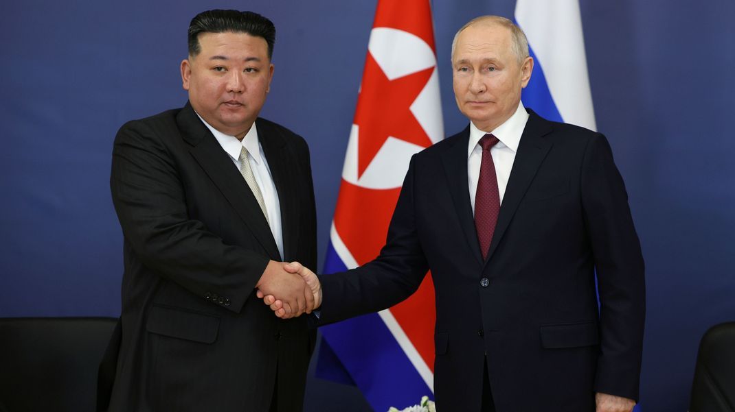 Wladimir Putin (r.), Präsident von Russland, und Kim Jong-un, Machthaber von Nordkorea, bei ihrem Treffen am Weltraumbahnhof Wostotschny.