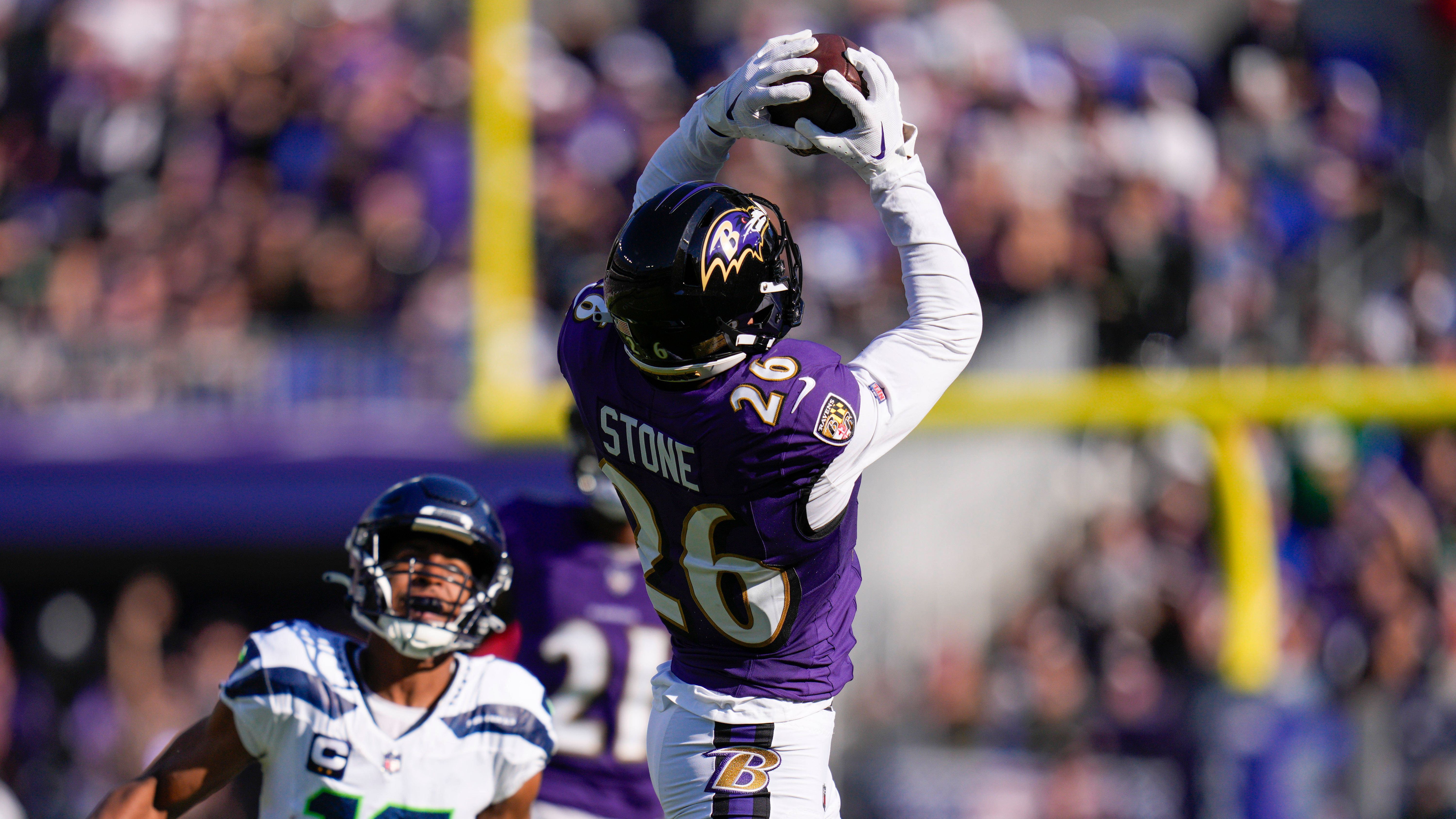 <strong>Geno Stone (Baltimore Ravens)</strong><br>Stone führt die Liga bei den Interceptions mit fünf abgefangenen Pässen an. In seinem vierten Jahr in der NFL hat der Safety ein richtiges Breakout-Jahr, obwohl er eigentlich nur Backup für den verletzten Marcus Williams war. Mit solchen Statistiken führt der Weg wohl kaum am Pro Bowl vorbei.