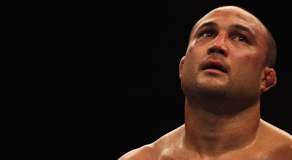 
                <strong>BJ Penn</strong><br>
                BJ Penn genießt seit Jahren Kult-Status, denn der lässige Hawaiianer ist ein Fighter durch und durch. Vom Körperbau her eigentlich ein Federgewicht, kämpfte er einst sogar im Schwergewicht gegen den späteren UFC-Champion Lyoto Machida. 2004 wechselte Penn vom Leichtgewicht ins Weltergewicht und schockte die Kampfsport-Welt, als er Matt Hughes in einem WM-Kampf zur Aufgabe zwang. Vier Jahre später wurde er Weltmeister im Leichtgewicht und ist damit einer von nur zwei Fightern, die in der UFC in zwei unterschiedlichen Gewichtsklassen einen Titel hielten. Penn ist ein Jahrhundert-Talent, gilt jedoch als trainingsfaul. Was er wohl erreicht hätte, wenn er so eifrig trainieren würde wie die Konkurrenz?
              