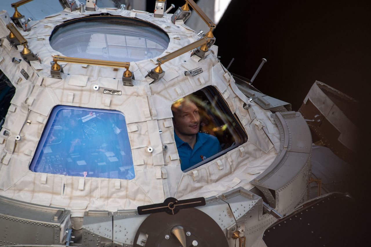 Letzter Blick auf die Erde: Maurer genießt den Ausblick in der "Cupola". Die Aussichtsplattform ist einer der Lieblingsorte der Crew in der ISS, welche sonst keine Fenster besitzt.