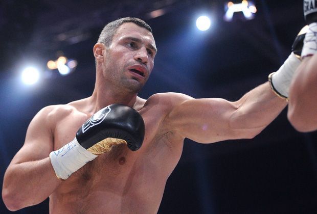 
                <strong>9. Vitali Klitschko</strong><br>
                Der aktuelle Bürgermeister von Kiew schafft es auf Platz neun. "Dr. Eisenfaust" wurde in seiner Karriere lediglich zwei mal besiegt. Der Ukrainer war sowohl WBC-, als auch WBO-Weltmeister im Schwergewicht und wurde zudem Europameister.
              