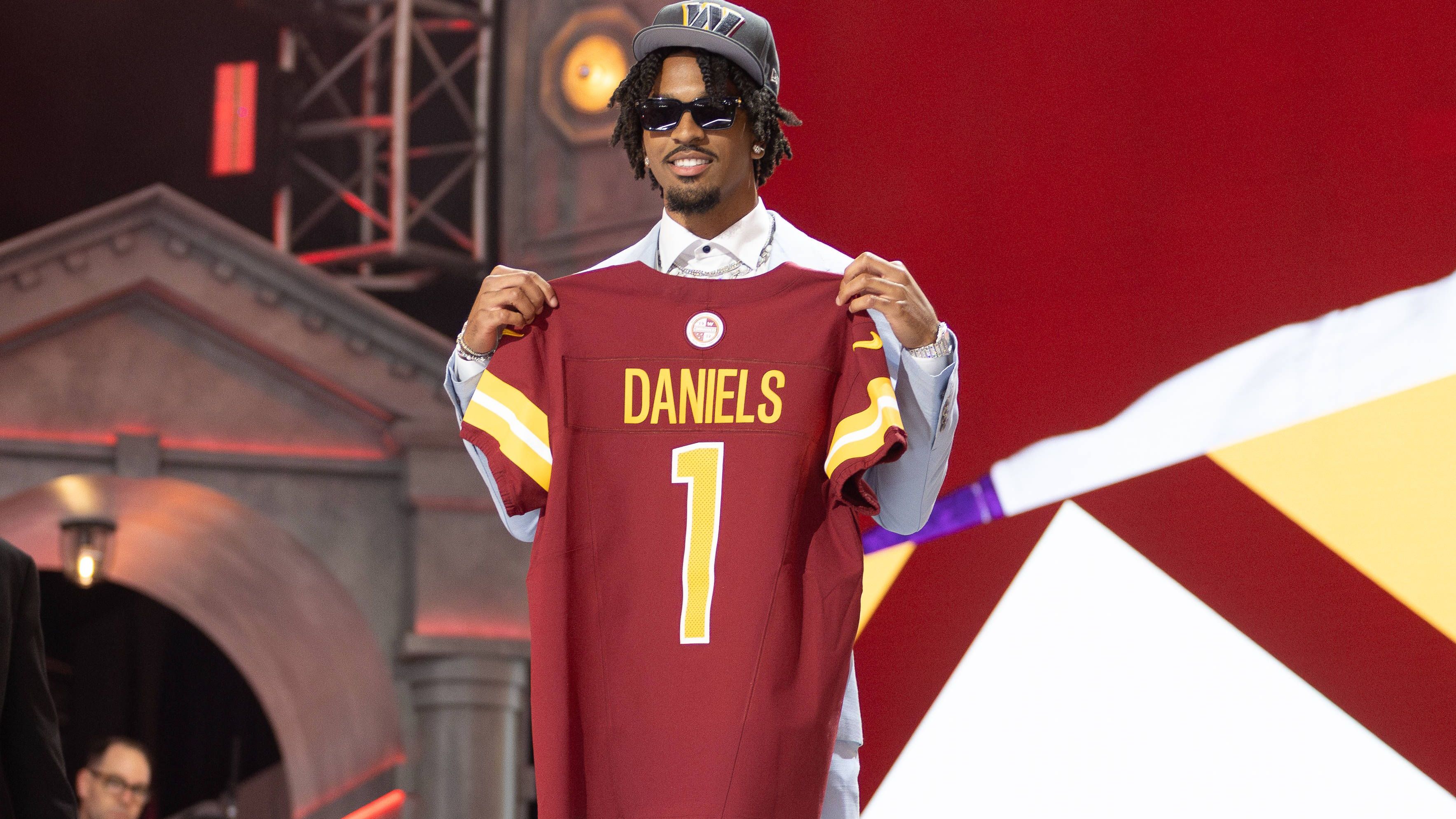 <strong>Washington Commanders - 9 Picks<br></strong>1. Runde: 2. Pick: QB Jayden Daniels (Foto)<br>2. Runde: 36. Pick: DT Jer'Zhan Newton, 50. Pick: CB&nbsp;Mike Sainristil (via Eagles), 53. Pick: TE Ben Sinnott (via Eagles)<br>3. Runde: 67. Pick: G Brandon Coleman, 100.* Pick: WR Luke McCaffrey (via 49ers)<br>4. Runde: -<br>5. Runde: 139. Pick: LB Jordan Magee, 161. Pick: S Dominique Hampton (via Eagles)<br>6. Runde: -<br>7. Runde: 222. Pick: EDGE Javontae Jean-Baptiste