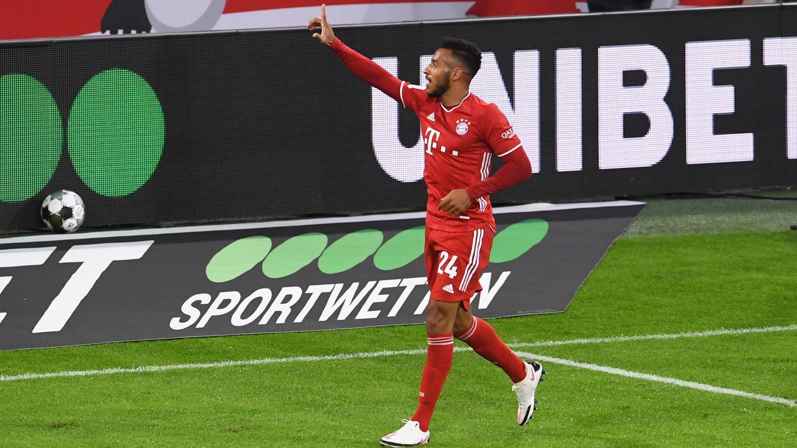 
                <strong>Corentin Tolisso</strong><br>
                Vertritt den mit Rückenproblemen ausgefallenen Goretzka. Bringt den Rekordmeister nach Konter in Folge einer BVB-Ecke in Führung (18.). Nach seinem Tor deutlich besser im Spiel und präsenter in seinen Aktionen. Spielt Davies per Lop geschickt frei vor dem 2:0. Vergibt mit schlampigem Pass auf Coman die Chance, noch vor der Pause alles klar zu machen (38.). Unauffällig im zweiten Durchgang. ran-Note: 
              