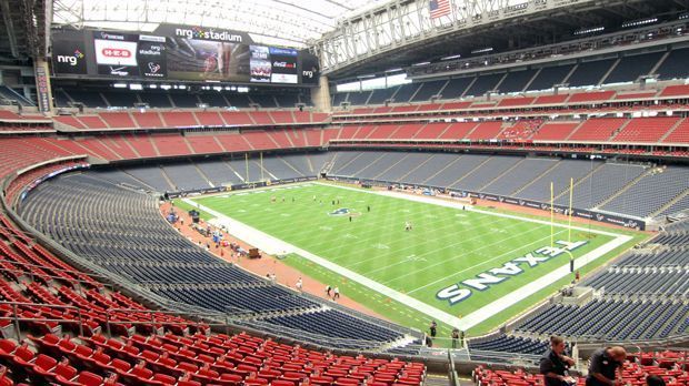 
                <strong>NRG Stadium (Houston)</strong><br>
                NRG Stadium (Houston): In Texas steht das zehnte Stadion der Copa America 2016. Eigentlich ist es die Arena des NFL-Teams Houston Texans. Ins NRG Stadium, das 2002 eröffnet wurde, passen 71.795 Zuschauer. In Houston finden zwei Vorrundenspiele und ein Halbfinale statt. Besonders clever vom Veranstalter: Eines der Vorrundenspiele wird mit mexikanischer Beteiligung sein, was aufgrund der geografischen Nähe zum Nachbarland ein volles Haus garantiert.
              