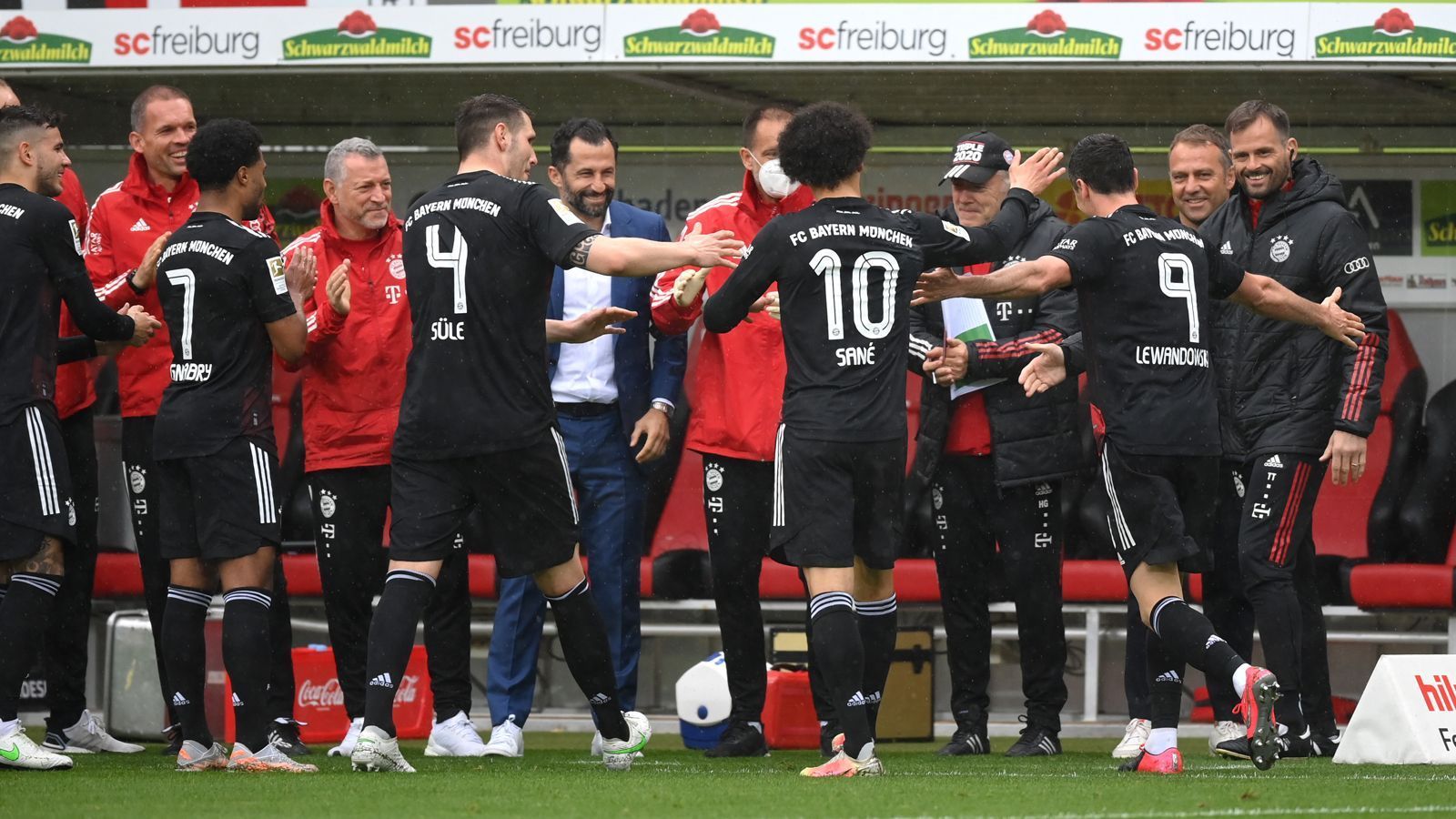 
                <strong>FCB-Stars gegen Freiburg in der Einzelkritik</strong><br>
                Der FC Bayern kommt in Freiburg zwar nicht über ein 2:2 hinaus, doch der 40. Bundesliga-Treffer von Robert Lewandowski überstrahlt alles. Überhaupt zeigen die Bayern trotz des Remis eine über weite Strecken gute Leistung. Die FCB-Stars in der Einzelkritik.
              