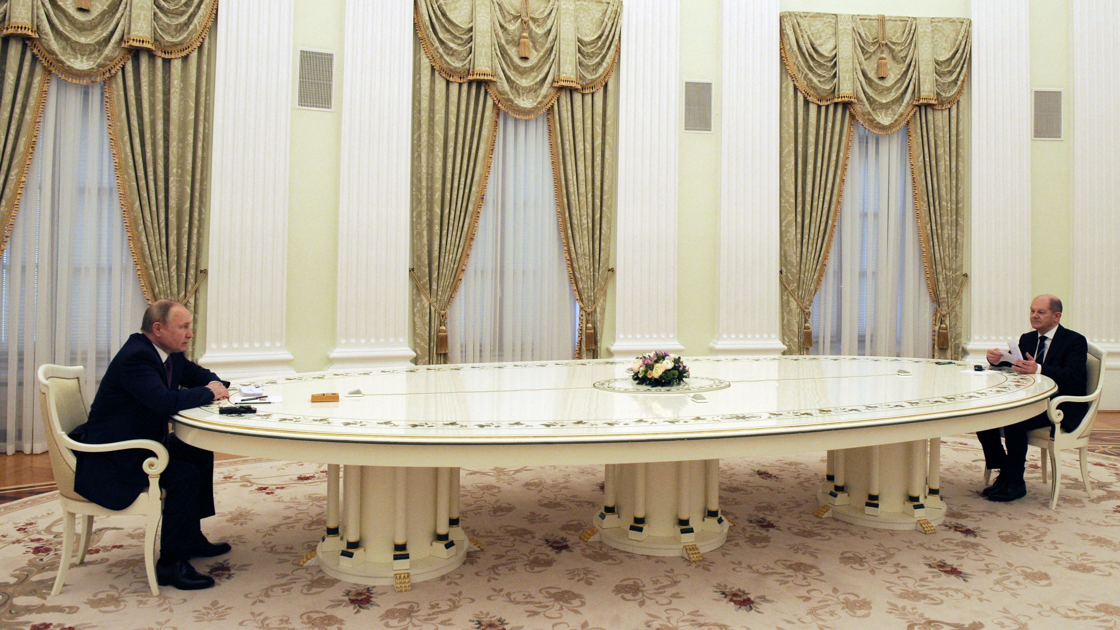 15. Februar 2022: Olaf Scholz und Russlands Präsident sitzen sich - getrennt von einem sechs Meter Tisch - gegenüber.