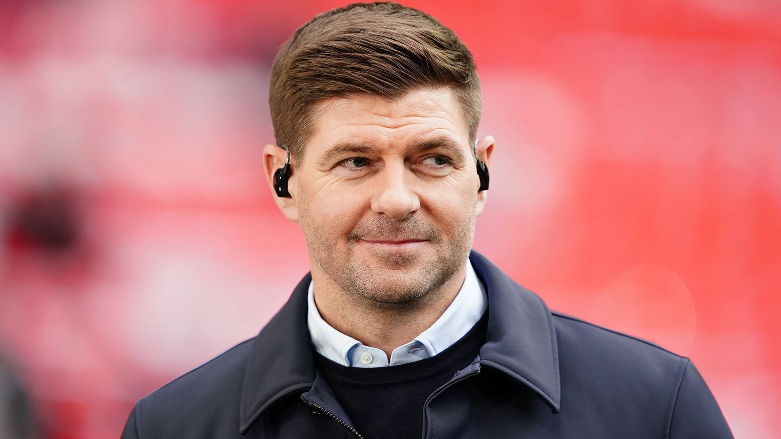 
                <strong>Platz 6: Steven Gerrard – 6,77 Punkte</strong><br>
                Steven Gerrard ist mit seinen 42 Jahren einer der jüngsten Trainer in diesem Ranking. Der ehemalige englische Nationalspieler ist derzeit ohne Trainerjob. Sein letztes Engagement war bei Aston Villa, dort stand er 40 Spiele lang an der Seitenlinie. Deutlich länger ging seine Amtszeit bei den Glasgow Rangers – nämlich über drei Jahre. Als Aktiver spielte Gerrard die meisten Partien für den FC Liverpool und wurde an der Anfield Road zur Legende.
              