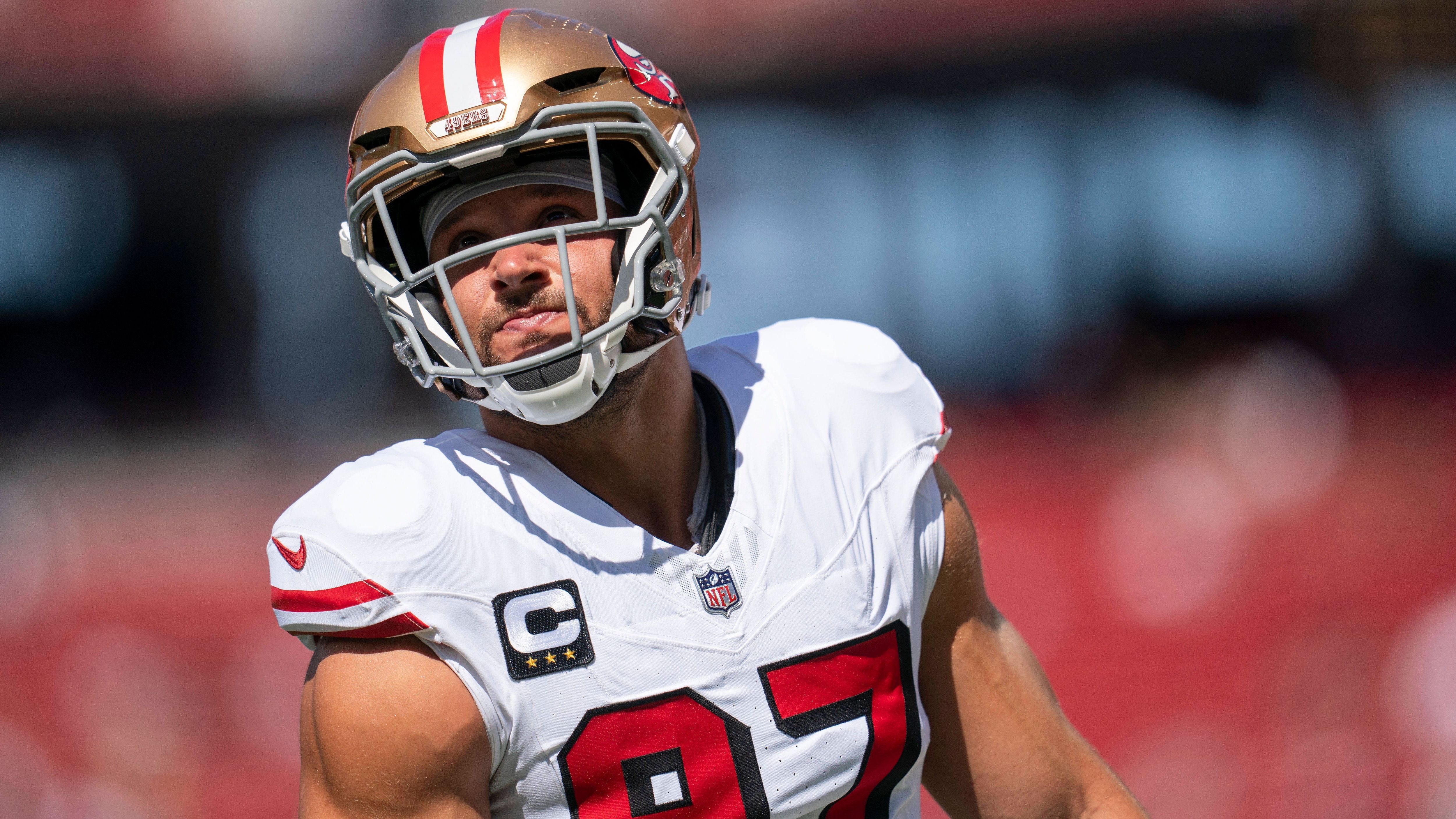 <em><strong>Nick Bosa (San Francisco 49ers)</strong><br>Schock für die 49ers: Die Kalifornier müssen für den Rest der Saison auf ihren Superstar-Pass-Rusher Nick Bosa verzichten. Der 27-Jährige zog sich gegen die Arizona Cardinals einen Kreuzbandriss zu - der bereits zweite seiner Karriere. Zunächst hatte Head Coach Kyle Shanahan die Hoffnung geäußert, dass das Kreuzband intakt sei - vergebens. Bosa muss sich einer Operation unterziehen und dürfte erst im Sommer aufs Footballfeld zurückkehren.</em>