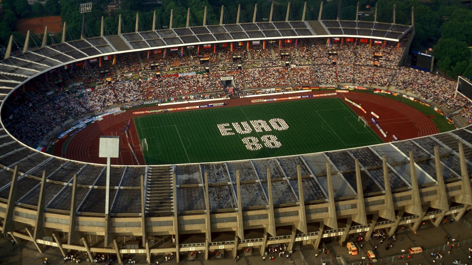 
                <strong>EM 1988: Eröffnungsspiel in Düsseldorf</strong><br>
                1988 findet zum ersten und bislang einzigen Mal eine Europameisterschaft in Deutschland statt. Acht Länder sind qualifiziert. Das Eröffnungsspiel steigt im Düsseldorfer Rheinstadion zwischen Deutschland und Italien. ran.de zeigt unvergessliche Bilder des Turniers.
              