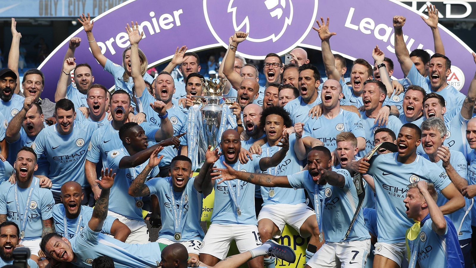 
                <strong>Manchester City: Der Titelverteidiger </strong><br>
                Manchester City dominierte vergangene Saison mit 19 Punkten Vorsprung die Premier League. Ob nun die Titelverteidigung gelingt? Trainer Pep Guardiola vertraut größtenteils seinem alten Kader. Wurden vergangene Saison noch mehr als 300 Millionen Euro in Neuzugänge investiert, so gab er diesmal "nur" rund 71 Millionen Euro aus. Der Königstransfer ist Rechtsaußen Riyad Mahrez, der für 67,8 Millionen Euro von Leicester City kam. Vergangene Saison gelangen ihm 12 Tore und 11 Vorlagen. Angesichts der starken Offensive hat er bei den "Citizens" einen Stammplatz aber keineswegs sicher….
              