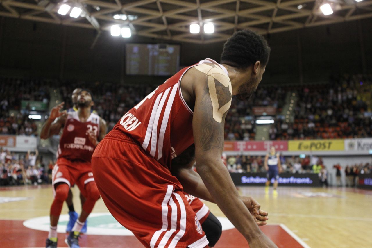 Basketball-Profi Bryce Taylor tapte seine Schulter 2014 nach einer Verletzung.