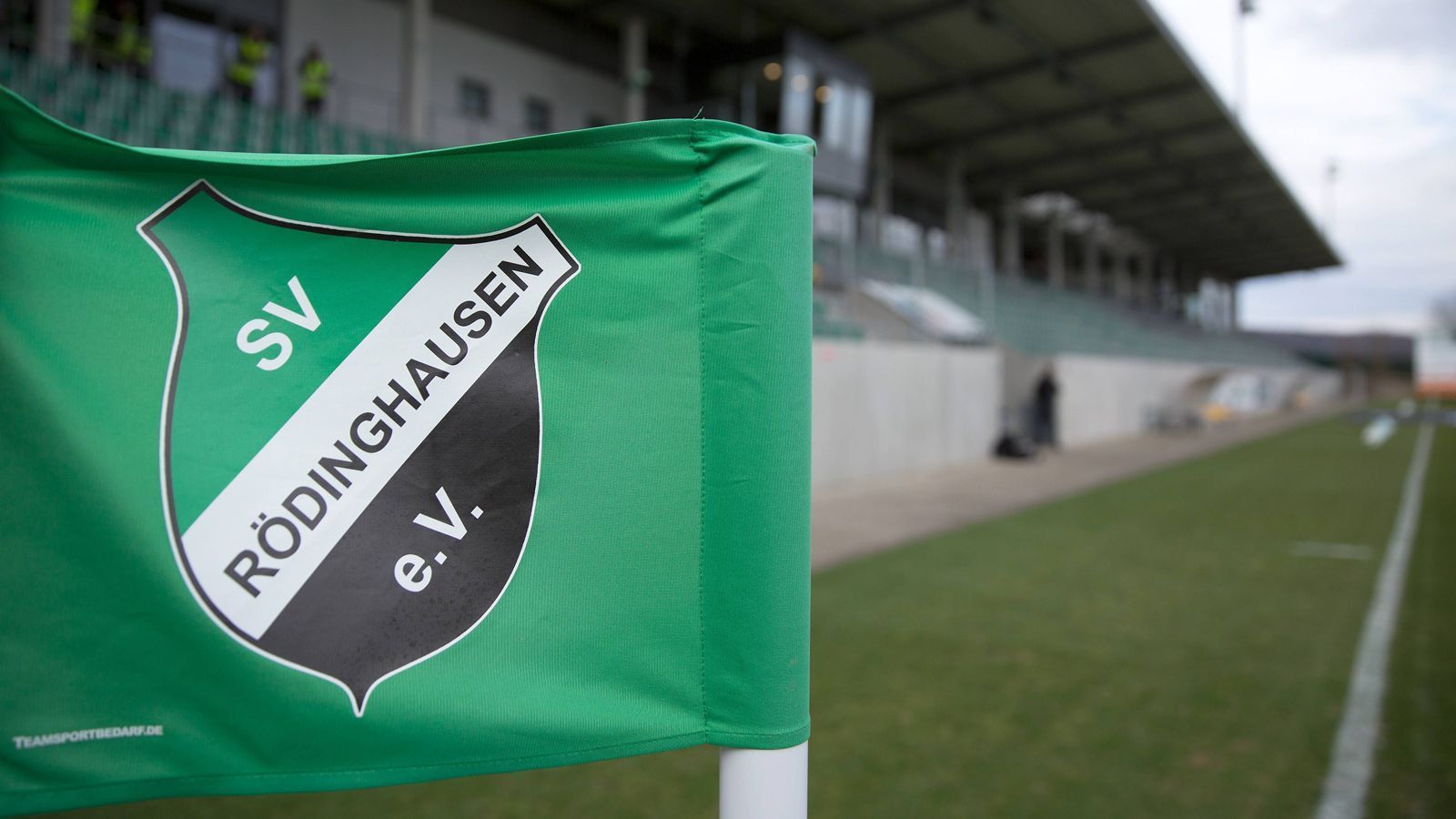 
                <strong>SV Rödinghausen: Fünf Aufstiege in Serie</strong><br>
                Sensationeller Durchmarsch des 1970 gegründeten Vereins von der Kreisliga in die Regionalliga: In der Saison 2009/10 stieg Rödinghausen erstmals von der Kreisliga Herford in die Bezirksliga auf. Fortan folgten fünf Aufstiege in Serie, die mit dem vorzeitigen Aufstieg in der Saison 2013/2014 in die Regionalliga West gekrönt wurden.
              