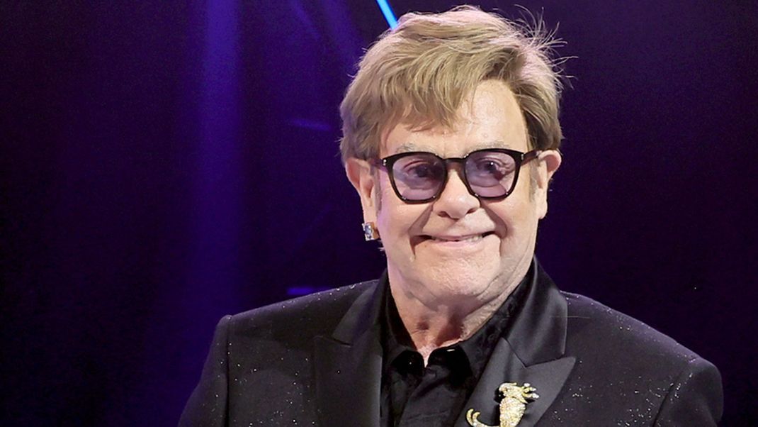 Elton John ist schon seit Jahren erfolgreich. Selbst mit 77 Jahren ist er nicht aufzuhalten.