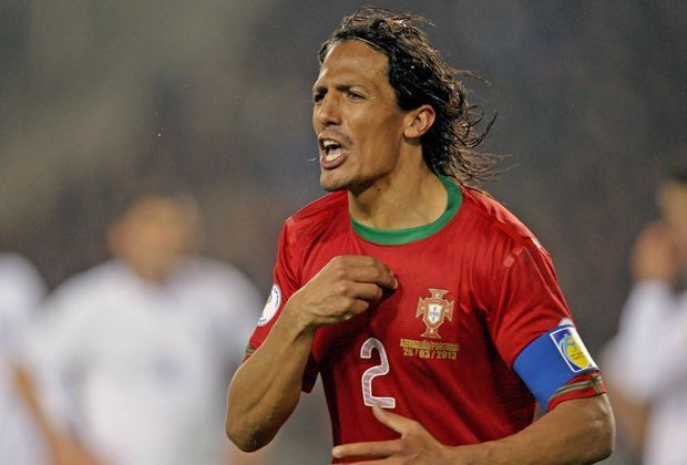 
                <strong>Bruno Alves (Innenverteidiger | Portugal)</strong><br>
                Der 32-Jährige Routinier besticht durch seine feine Technik. Der Mann von Fenerbahce Istanbul spielt aber längst nicht auf dem Top-Niveau, auf dem Per Mertesacker Woche für Woche ran muss. Leichter Vorteil für die Deutschen - neuer Spielstand: 3:2!
              