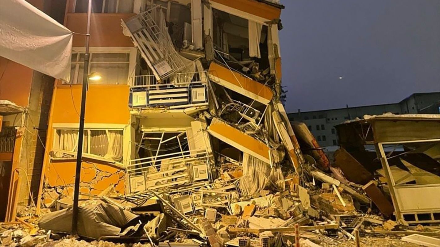 Zwei heftige Erdbeben haben kurz nacheinander am frühen Montagmorgen den Südosten der Türkei erschüttert. Zahlreiche Gebäude stürzten ein.