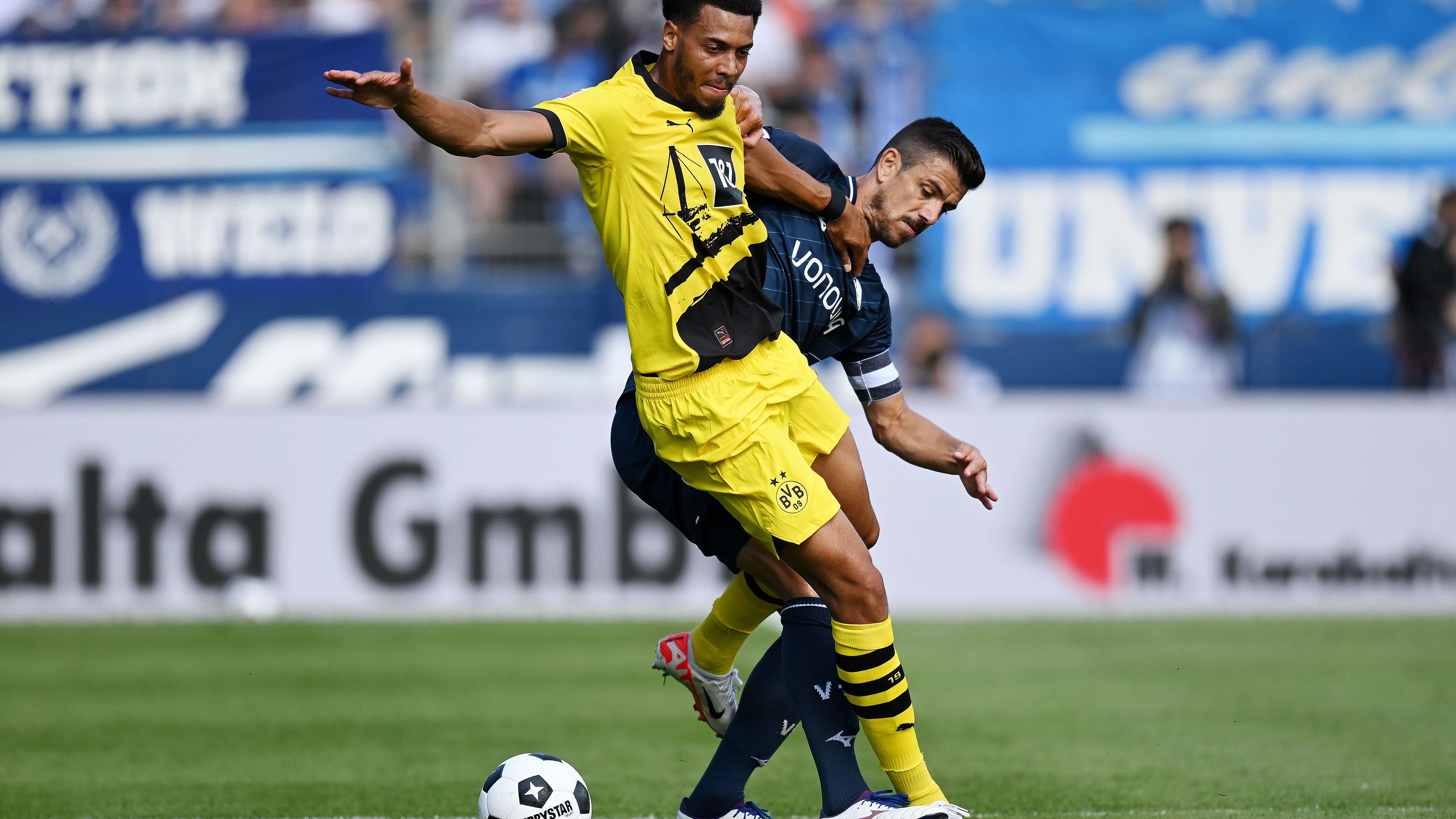 <strong>Felix Nmecha</strong><br>Bei seinem Startelf-Debüt für den BVB präsentiert sich der Ex-Wolfsburger umtriebig, allerdings auch nicht fehlerfrei. Nach einem Pass von Malen ist er schon im Strafraum, läuft sich aber fest. Obendrein muss Nmecha es bei Standards mit Hofmann aufnehmen. Pech hat er mit einem Pfostentreffer auf Vorlage von Haller. Versucht, das Spiel an sich zu reißen, was aber nur sporadisch gelingt. Muss dann angeschlagen vom Platz. <strong>ran-Note: 4</strong>