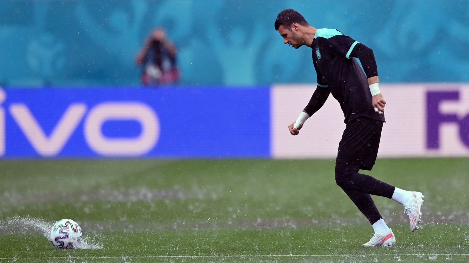 
                <strong>Wolkenbruch beim ÖFB-Training in Bukarest</strong><br>
                Zwar gingen die ÖFB-Spieler um Stammtorhüter Daniel Bachmann zunächst noch auf den bereits vom Regen durchnässten Rasen, doch dort blieben sie nicht lange. 
              