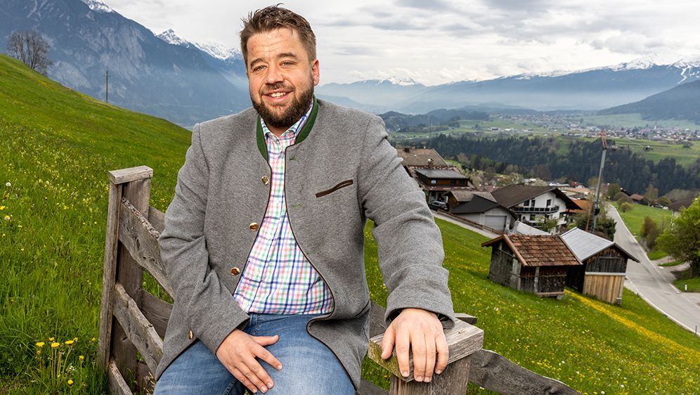 Gemeinsam mit seinem Bruder züchtet der Bauer Bergschafe und nutzt die Natur gerne zum Wandern, Skifahren oder Radfahren.