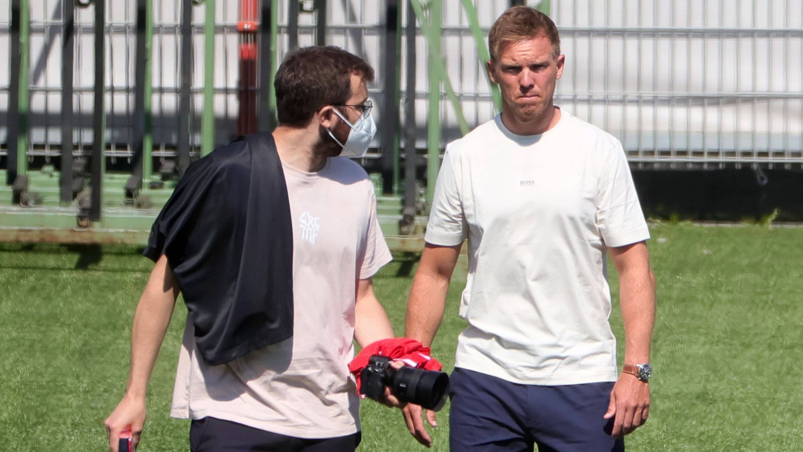 
                <strong>Julian Nagelsmann (FC Bayern München/Deutschland)</strong><br>
                Beim FC Bayern München soll ab Juli 2021 eine neue, erfolgreiche und vor allem langfristige Ära beginnen. Dafür langte der Rekordmeister richtig tief in die Tasche, um Trainer Julian Nagelsmann (re.) von RB Leipzig loszueisen. Nach dem Rückzug von Hansi Flick, der mittlerweile neuer Bundestrainer ist, kauften die Münchner Nagelsmann für kolportierte 15 Millionen Euro aus seinem Vertrag bei RB Leipzig raus und statteten den erst 33-Jährigen mit einem Vertrag bis 2026 aus. Für den gebürtigen Landsberger Nagelsmann geht es nun darum, die Meister-Serie der Münchner unter seiner Leitung zu verlängern. Zuletzt holte der FC Bayern neun Titel in Serie, 2020 sogar das Triple. Dennoch hielt sich zuletzt nach Pep Guardiola (2013 bis 2016) kein Trainer länger als drei Jahre beim Rekordmeister.
              