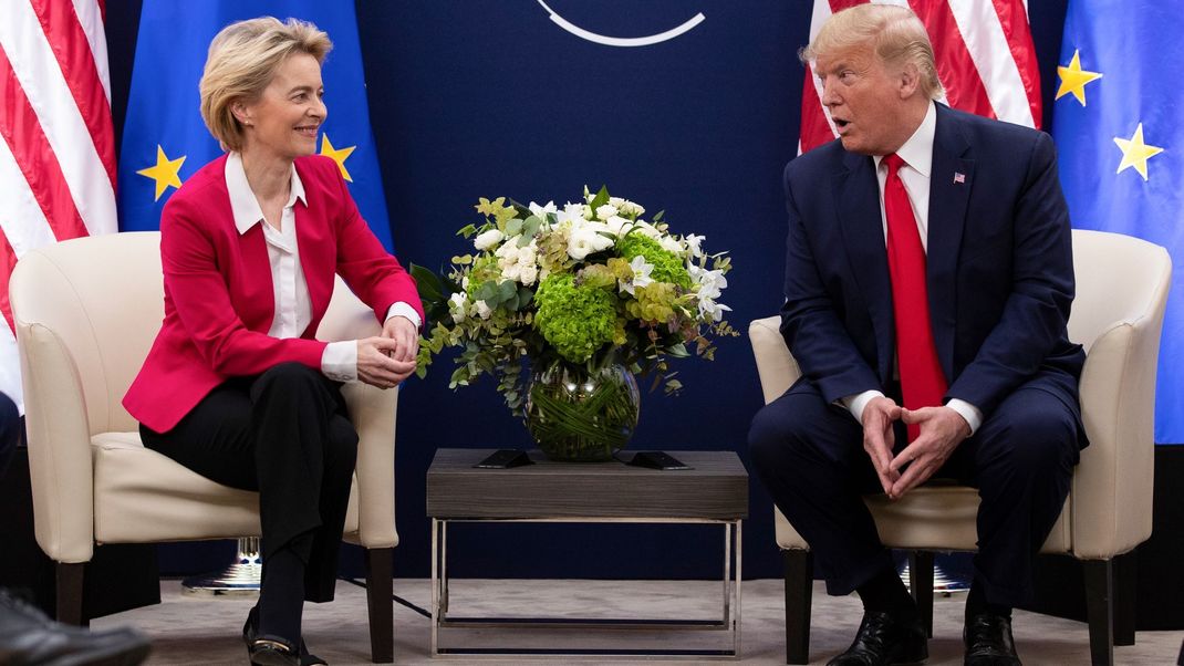 EU-Kommissions-Präsidentin von der Leyen und US-Präsident Trump unterhalten sich.