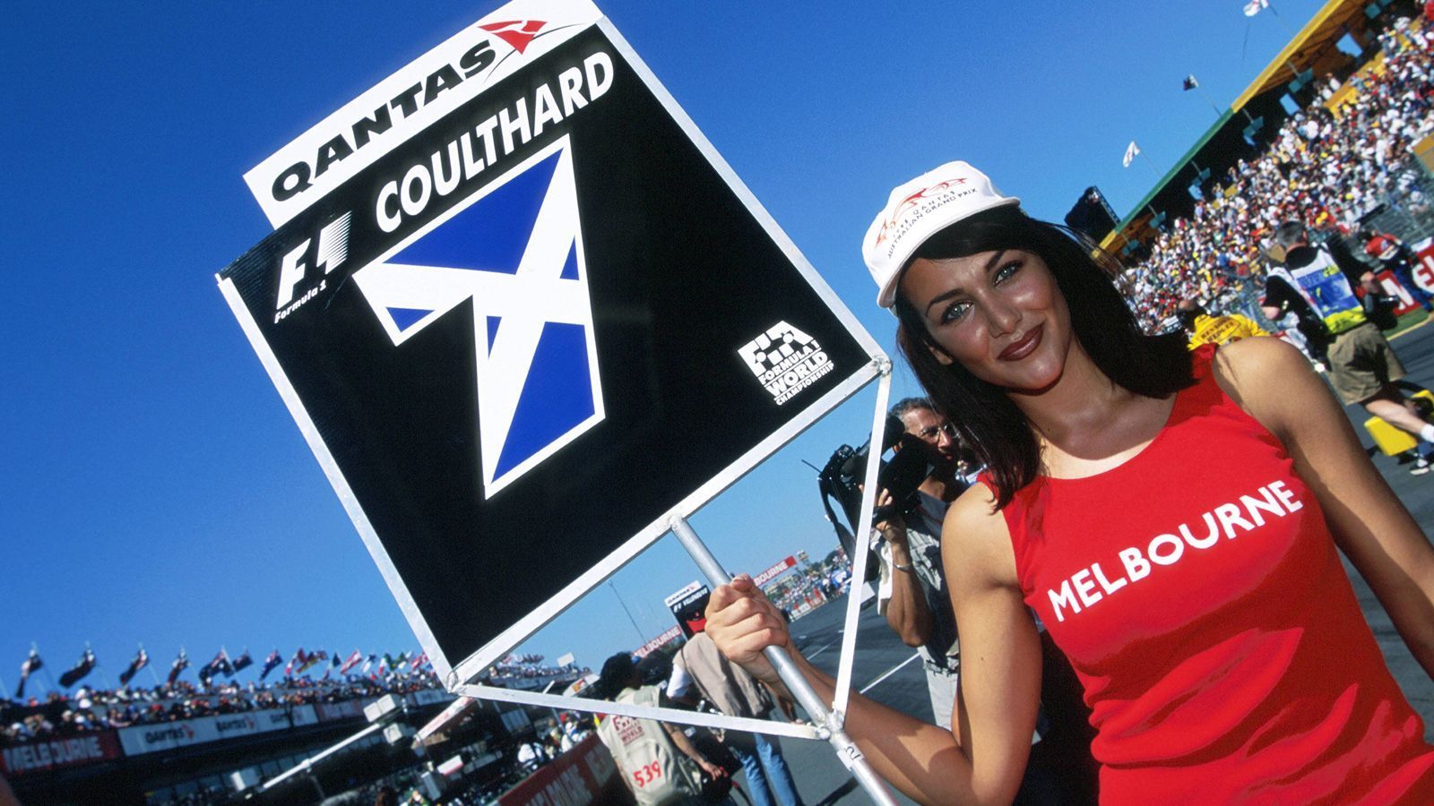 
                <strong>GP Australien 1998</strong><br>
                Hier auch noch mal der Grund, warum es sie auch gab. Die Grid Girls zeigten den ach so vergesslichen Fahrern immer an, wohin sie müssen. Schwerer Job, also für die Fahrer, sich zu merken, wo man denn in der Startaufstellung steht.
              