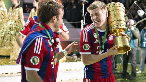<strong>DFB-Pokalfinale 2014 gegen Borussia Dortmund</strong><br>Den ersten DFB-Pokalsieg als im Endspiel aktiver Spieler feierte Kroos am 17. Mai 2014. Die Münchner setzten sich mit dem Nationalspieler, der 120 Minuten auf dem Platz stand, in der Verlängerung gegen Dortmund mit 2:0 durch. Arjen Robben und Thomas Müller trafen für den FC Bayern.
