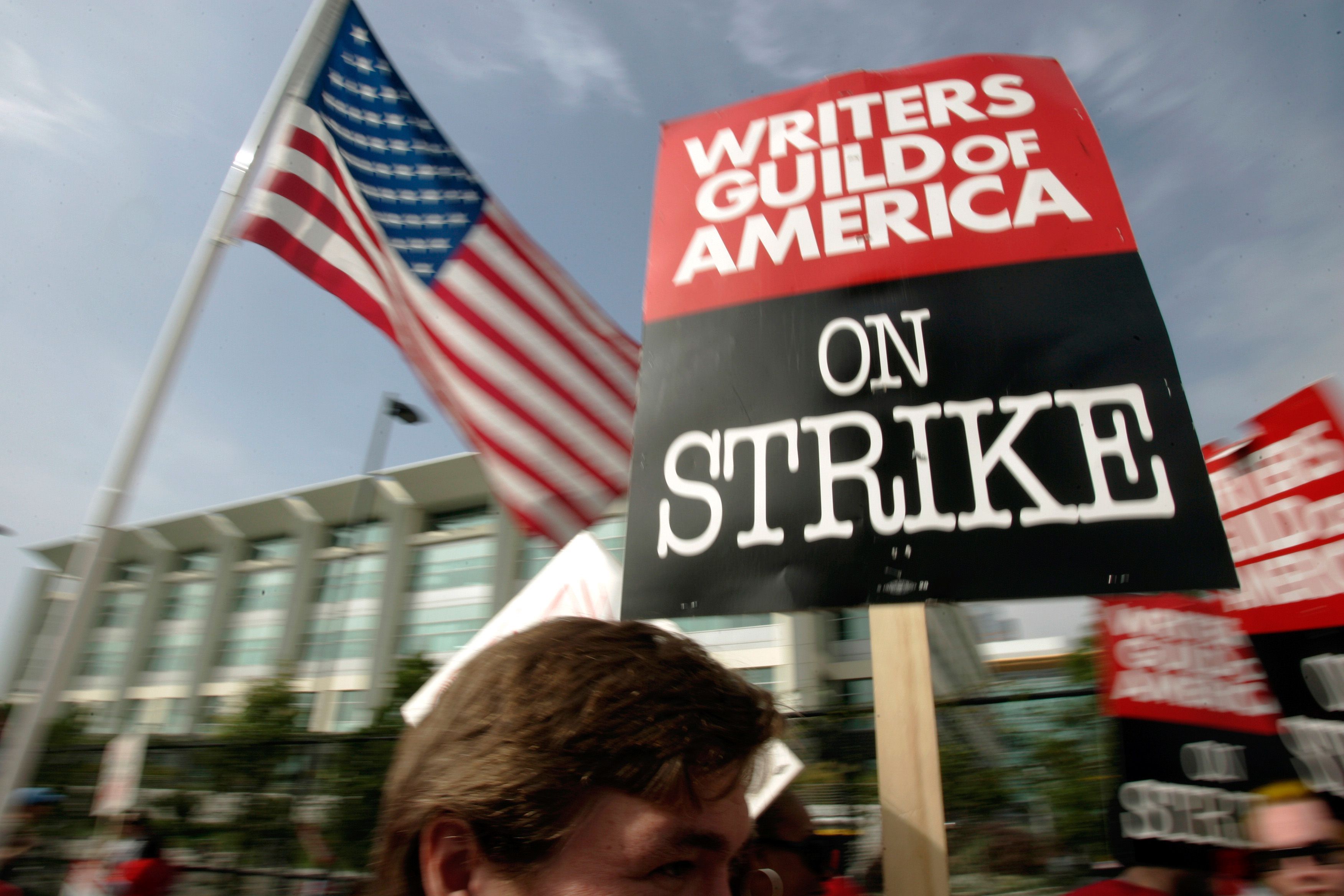 In Hollywood hat die Gewerkschaft der Drehbuchautoren nach erfolglosen Verhandlungen über bessere Arbeitsbedingungen einen Streik ausgerufen.