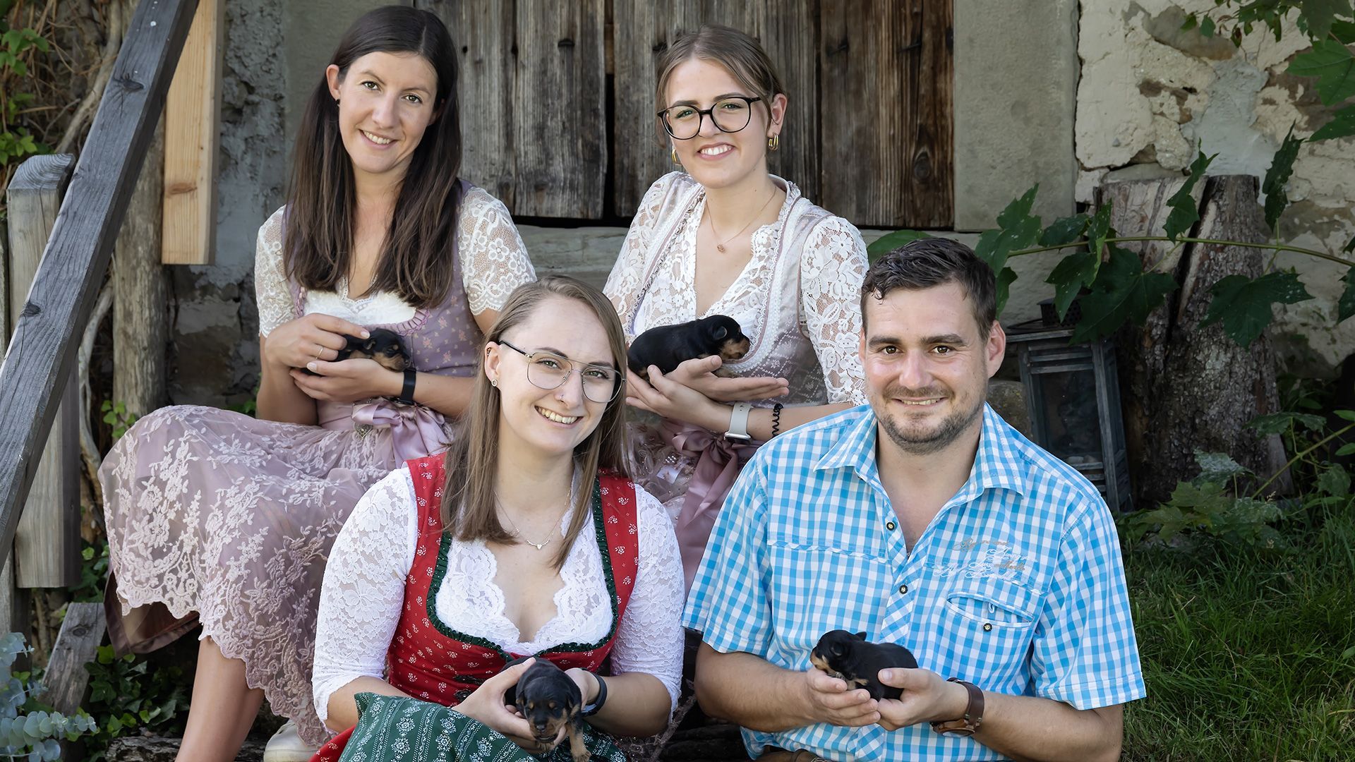 Nicht nur die Welpen in den Händen der Hofdamen sind zuckersüß. Ist die zukünftige Frau für Mathias auf diesem Bild zu sehen?