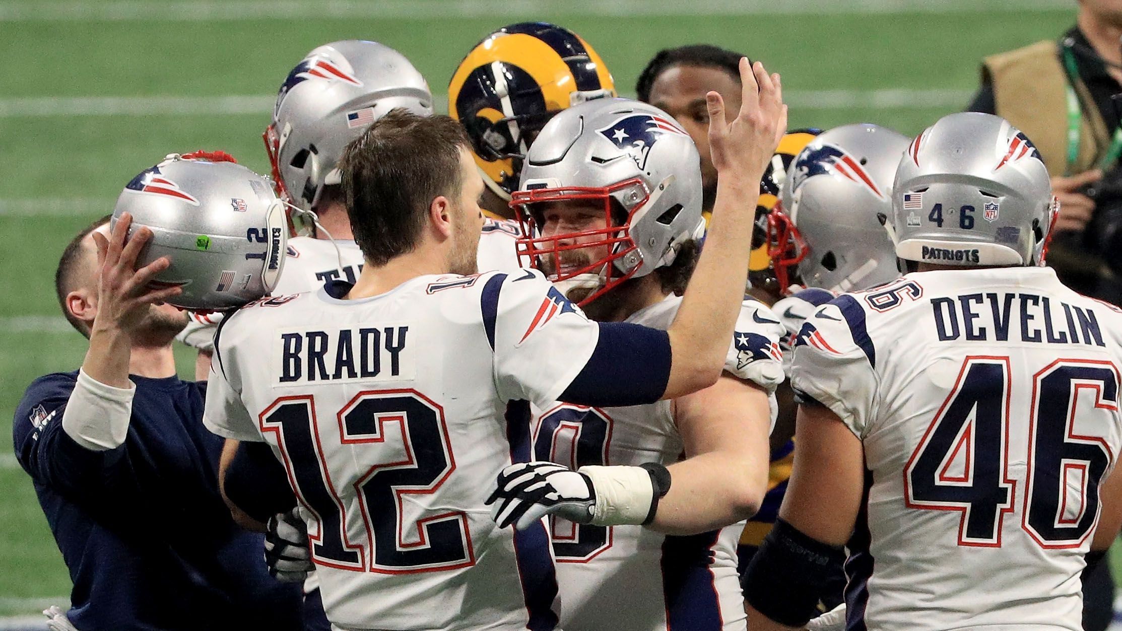 
                <strong>Super Bowl: Patriots ab sofort Rekord-Champion  </strong><br>
                Mit dem sechsten Triumph im Super Bowl zogen die New England Patriots mit dem bisher alleinigen Rekord-Sieger Pittsburgh Steelers gleich. Beide Teams stehen jetzt bei sechs Titeln. Besonders beeindruckend: Die Patriots gewannen ihre sechs Super Bowls innerhalb der vergangenen 17 Jahre (2002, 2004, 2005, 2015, 2017, 2019). Die Steelers hatten ihre erfolgreichste Zeit in den 1970er Jahren, wo sie viermal triumphierten (1974, 1975, 1978, 1979). Ihre letzten beiden NFL-Titel holten sie 2005 und 2008.
              