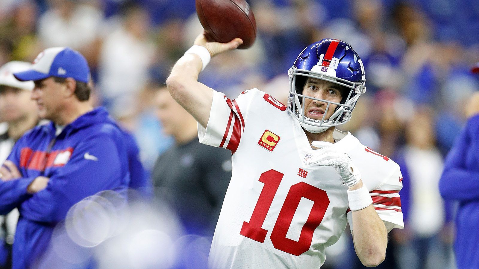 
                <strong>Eli Manning</strong><br>
                Eli Manning ist noch ein Quarterback der alten Schule - ein klassischer "Pocket-Passer". Doch in der neuen Mannschaft der New York Giants scheint es nicht sicher, dass der Bruder von Legende Peyton Manning weiterhin beim Team aus New Jersey bleibt. Gut möglich, dass die Giants eher einen jungen Spielmacher im Draft wählen. Die G-Men aus East Rutherford halten den sechsten Pick und wie es scheint, wird kein Team, das vorher dran ist, einen Spielmacher auswählen - vorausgesetzt es gibt keine Trades. Dieser neue Quarterback soll dann hinter dem erfahrenen Manning ein Jahr lang lernen. 
              