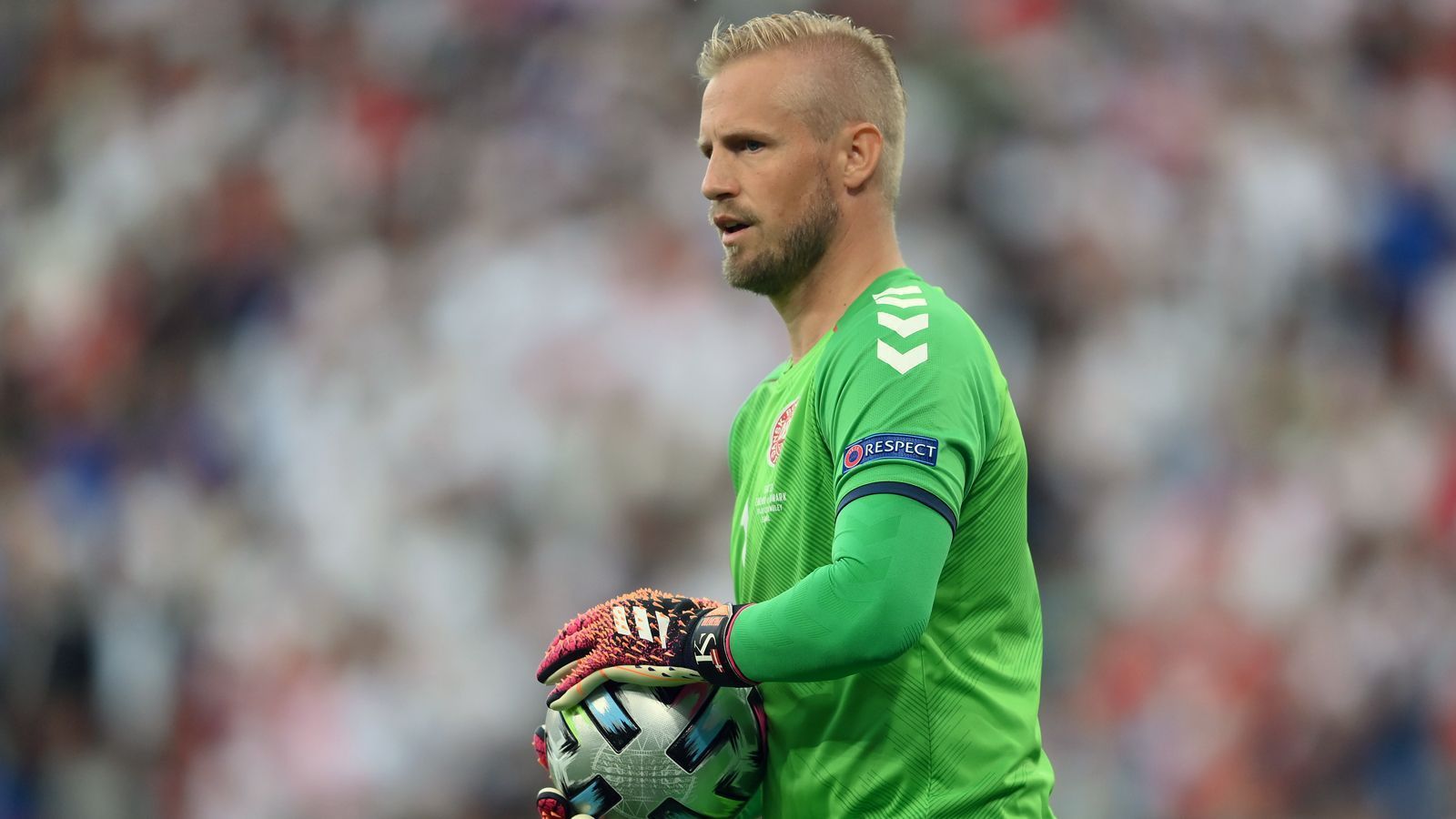 
                <strong>Kasper Schmeichel (Dänemark)</strong><br>
                Zunächst wird der Keeper von Sterling warmgeschossen. Bei der Riesenchance des ManCity-Profis pariert Schmeichel überragend, wenig später ist er aber machtlos. Gegen Maguires Kopfball streckt sich der Profi von Leicester City erfolgreich. In der Verlängerung lässt er Kane verzweifeln. Sogar bei dessen Elfmeter ist der Schlussmann zur Stelle und erst im Nachschuss bezwungen. Ein starker Rückhalt. ran-Note: 2
              