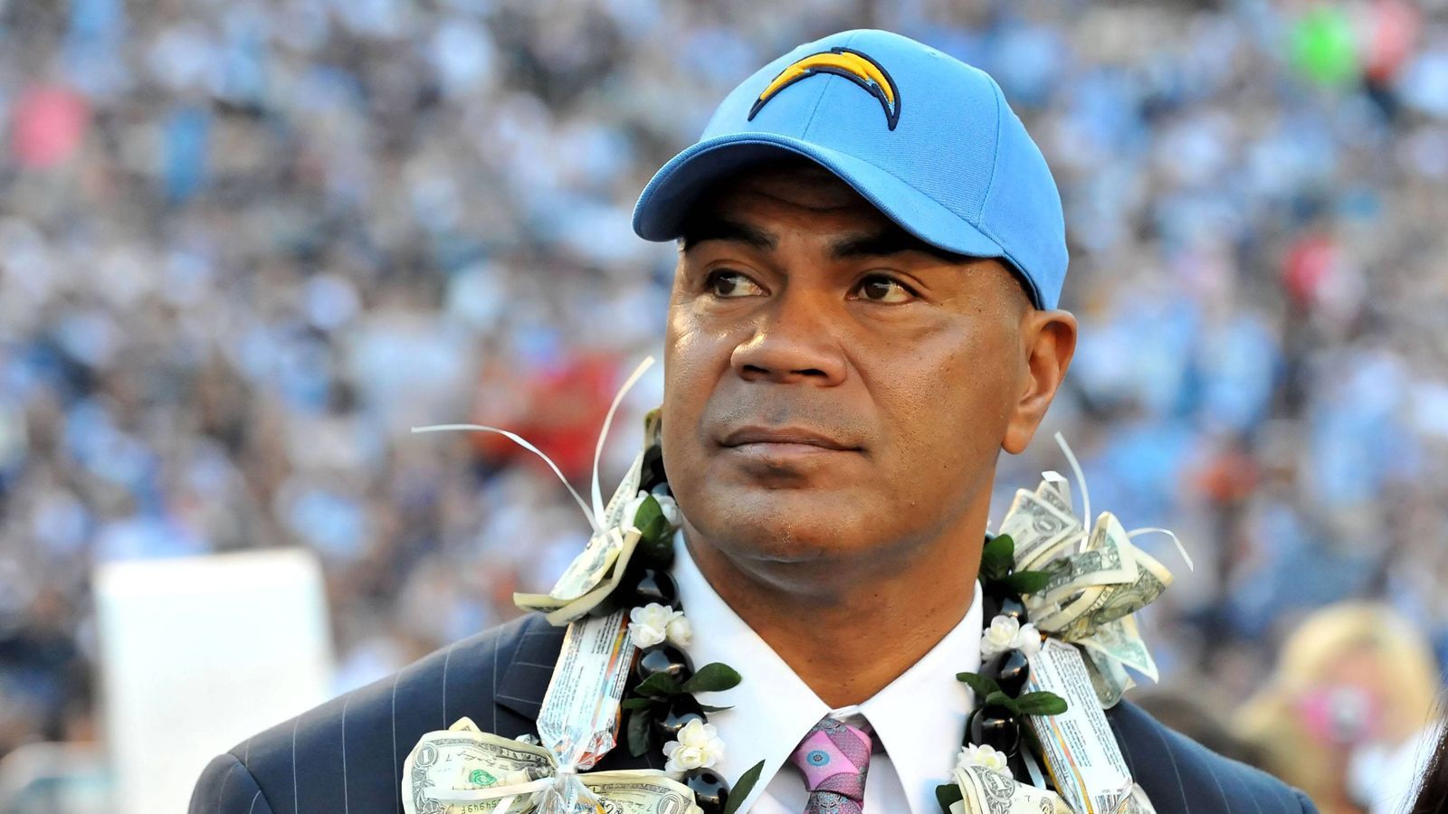 
                <strong>Klage gegen die NFL</strong><br>
                Bereits 2012 hatte der frühere Linebacker Junior Seau Selbstmord begangen, auch er litt an der degenerativen Hirnkrankheit. 2018 kam es in der Klage von Witwe Gina Seau gegen die NFL zu einem Vergleich. Die Familie warf der Liga vor, nicht ausreichend auf das Risiko wiederholter Kopfverletzungen hingewiesen zu haben.
              