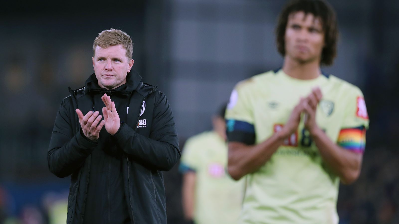 
                <strong>Eddie Howe (Bournemouth)</strong><br>
                Ein Engländer auf der Arsenal-Bank, das gab es seit 1986 nicht mehr, doch Eddie Howe könnte das ändern. Der Name des derzeitigen Trainer von Bournemouth soll intern bei den "Gunners" diskutiert werden. Der Hintergrund: Die Arsenal-Klubführung wünscht sich wohl nach den Erfahrungen mit Emery einen englischsprachigen Trainer, denn dem Spanier wurden wohl auch Kommunikationsprobleme zum Verhängnis bei den "Gunners". Howe hat aber neben seinen sprachlichen Vorzügen auch sportlich einiges zu bieten. Der 42-Jährige führte Underdog Bournemouth von der 3. Liga bis in die Premier League, wo sich der Klub nun schon einige Jahre hält. Howes Vertrag läuft auch nur noch bis 2020.
              
