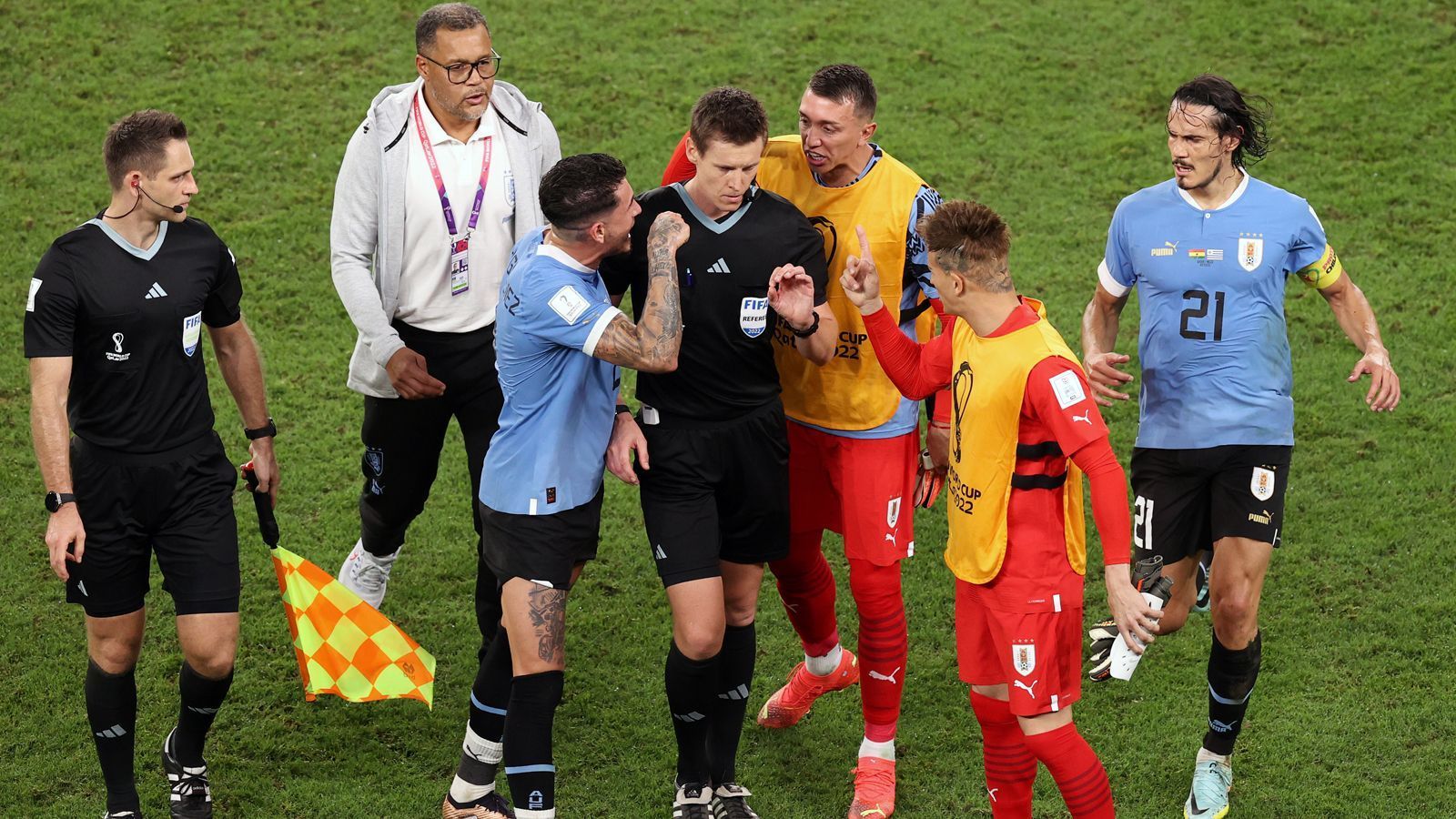 
                <strong>"Urus" kaum zu bremsen</strong><br>
                Selbst Uruguays Ersatzspieler um Keeper Fernando Muslera (3.v.r.) ließen sich von der aufgebrachten Stimmung anstecken und stürmten sofort nach Schlusspfiff in Richtung des deutschen Unparteiischen. 
              